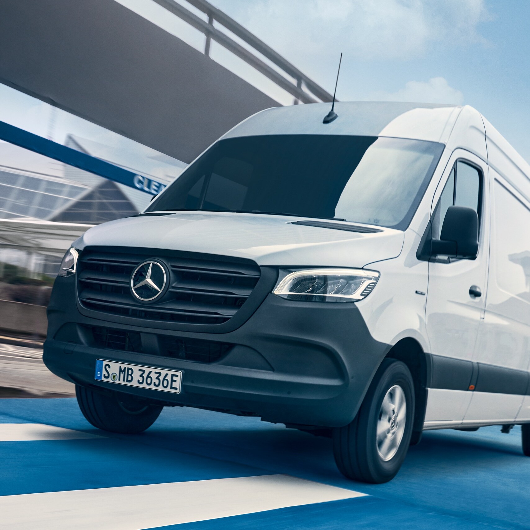 O Mercedes-Benz eSprinter Furgão na cidade.