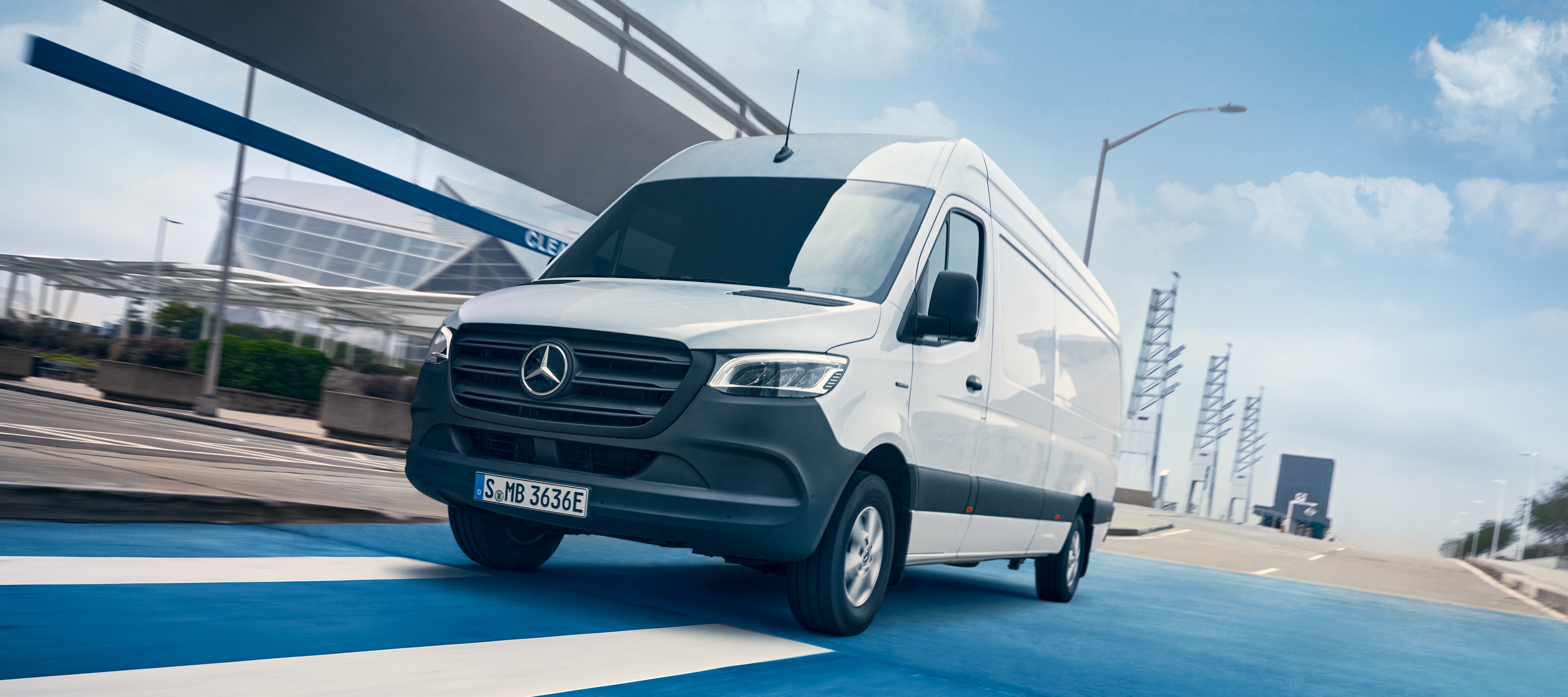 Comparação de veículos | eSprinter Furgão | Mercedes-Benz O Mercedes-Benz eSprinter Furgão na cidade.