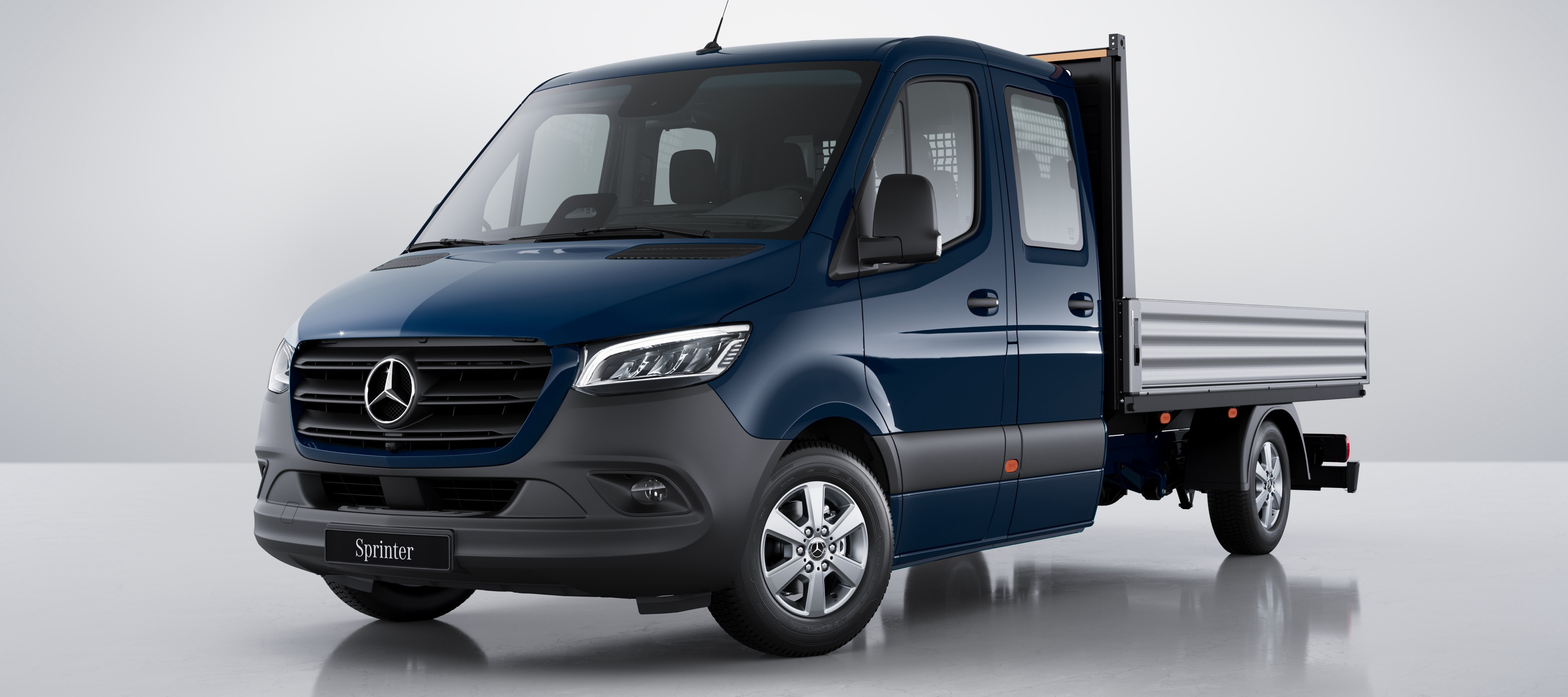 Comparação de veículos | Sprinter Veículo de plataforma | Mercedes-Benz A vista frontal do Mercedes-Benz Sprinter Veículo de plataforma.