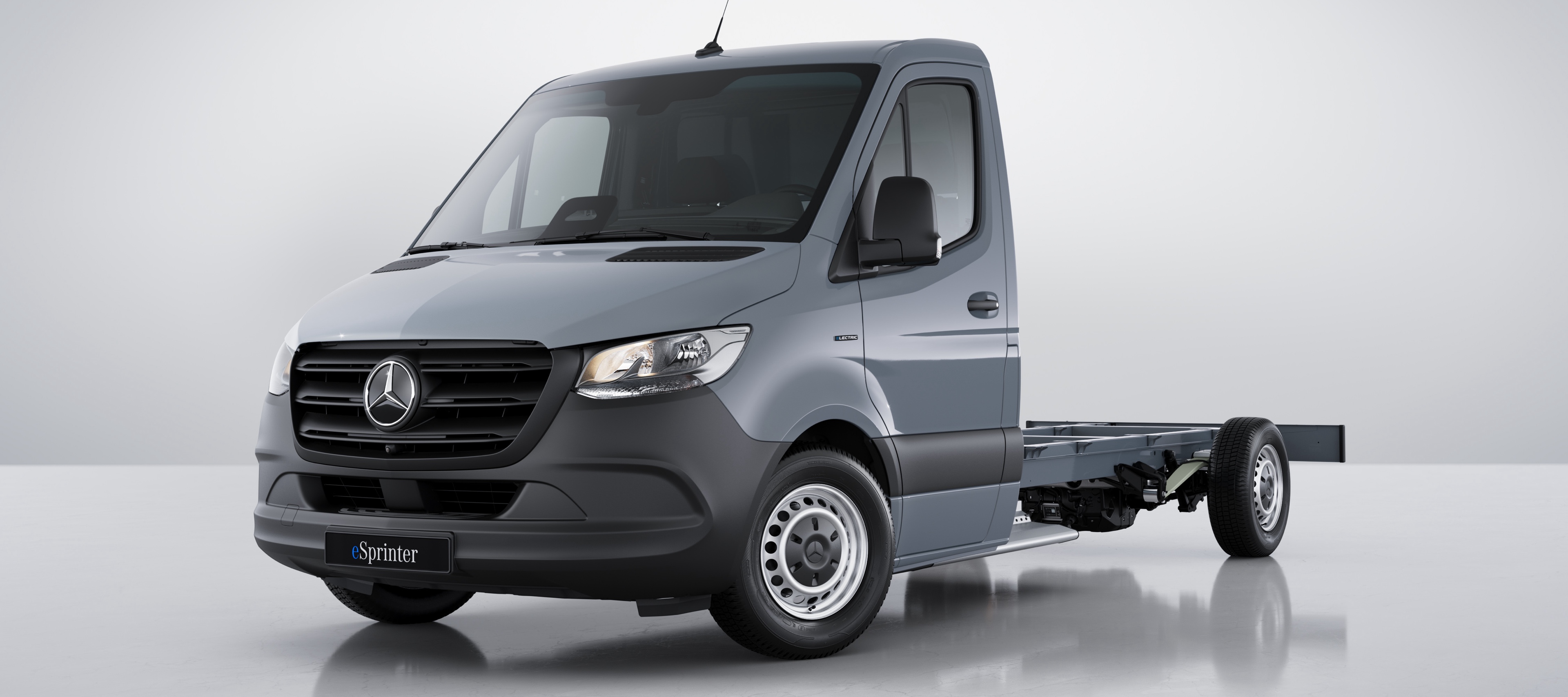 Comparação de veículos | eSprinter Chassis | Mercedes-Benz A vista frontal do Mercedes-Benz eSprinter Chassis.