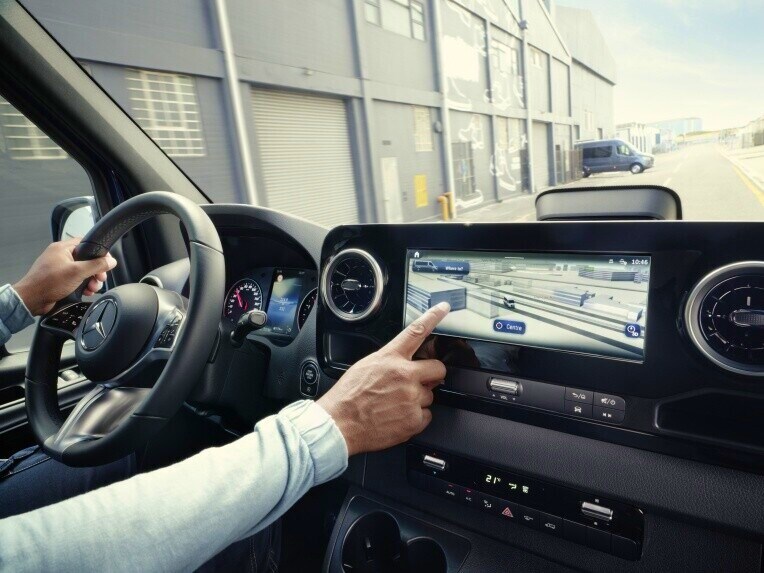 O sistema multimédia MBUX para os comerciais ligeiros Mercedes-Benz.