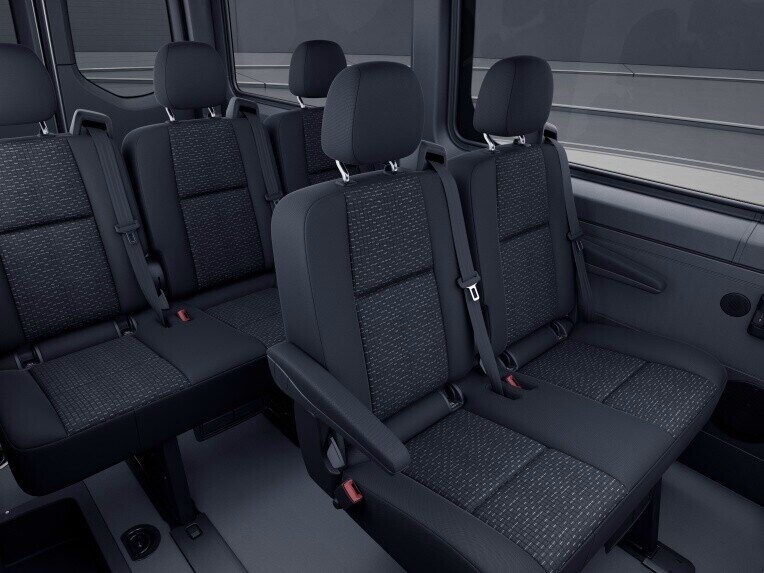 O banco conforto de 2 lugares na 1.ª ou 2.ª fila do compartimento dos passageiros oferece um conforto personalizado para 2 pessoas.