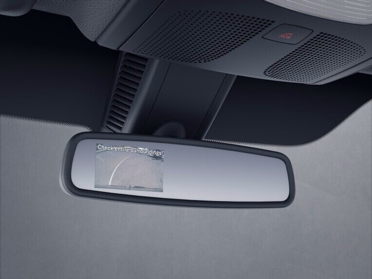 A câmara de marcha-atrás mostra num display no espelho retrovisor interior a área imediatamente atrás do veículo, a qual não seria diretamente visível sem a câmara.