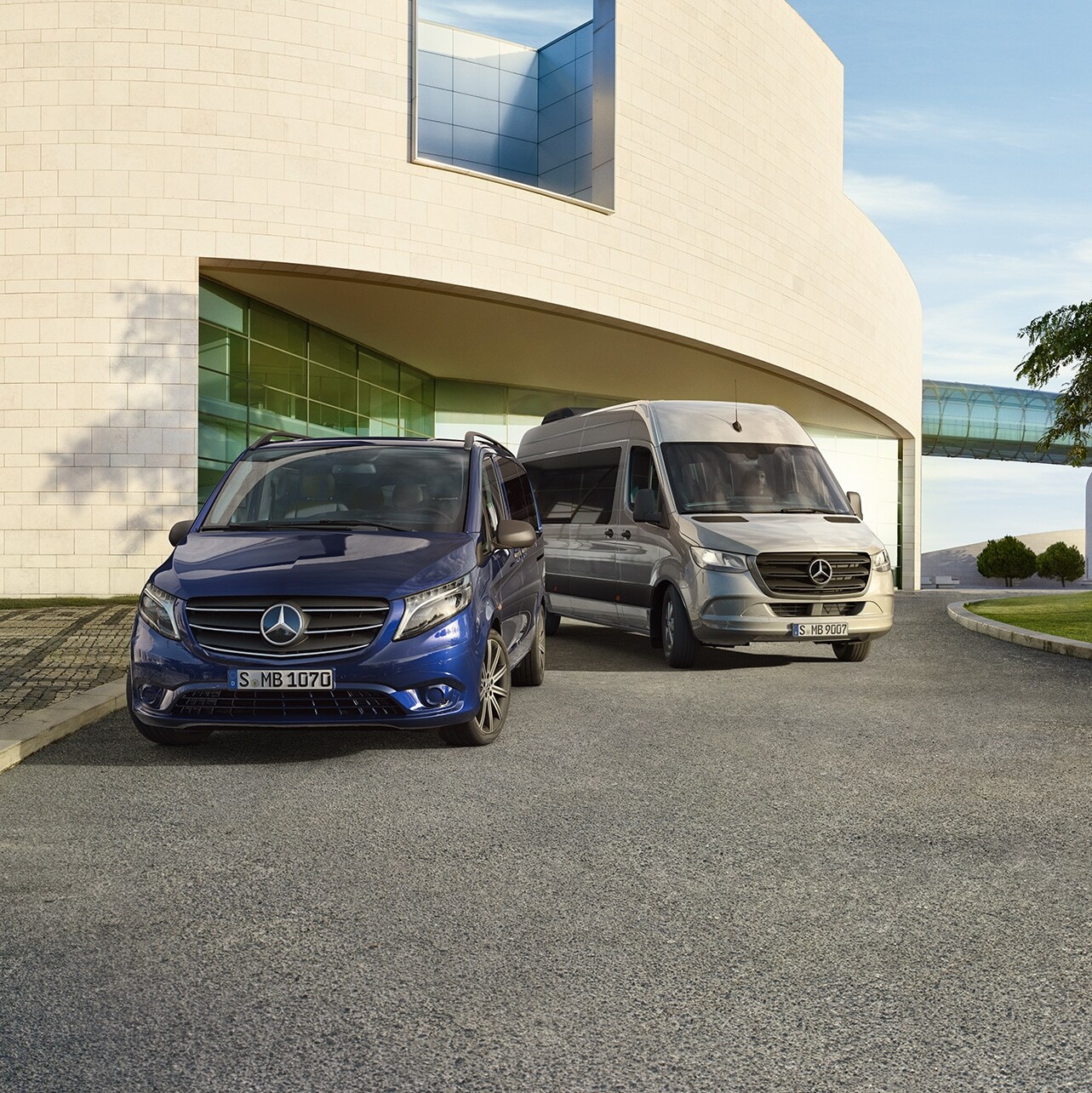 Os Mercedes-Benz Vito Tourer e Sprinter Tourer em frente a uma casa moderna.