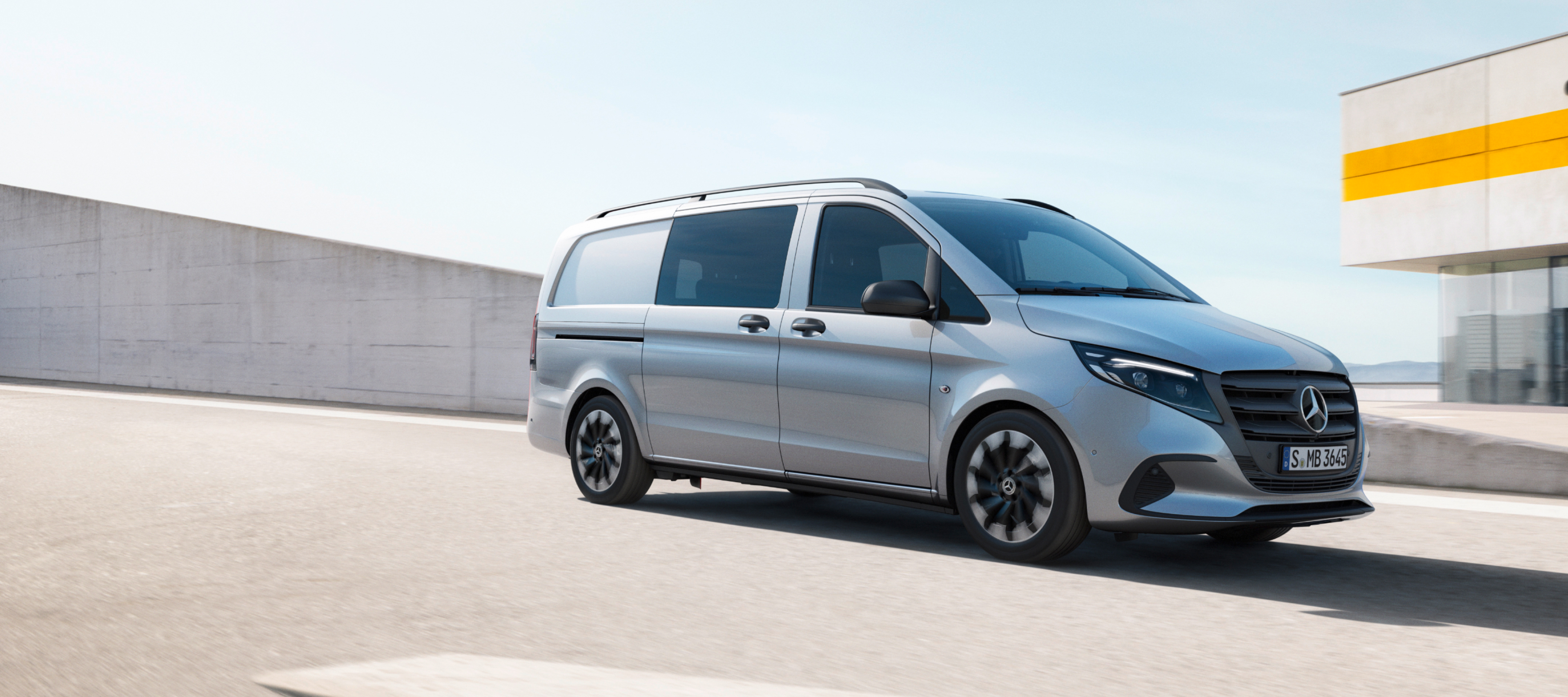 Comparação de veículos | Vito Mixto | Mercedes-Benz O Mercedes-Benz Vito Mixto no telhado de um parque de estacionamento de vários andares.
