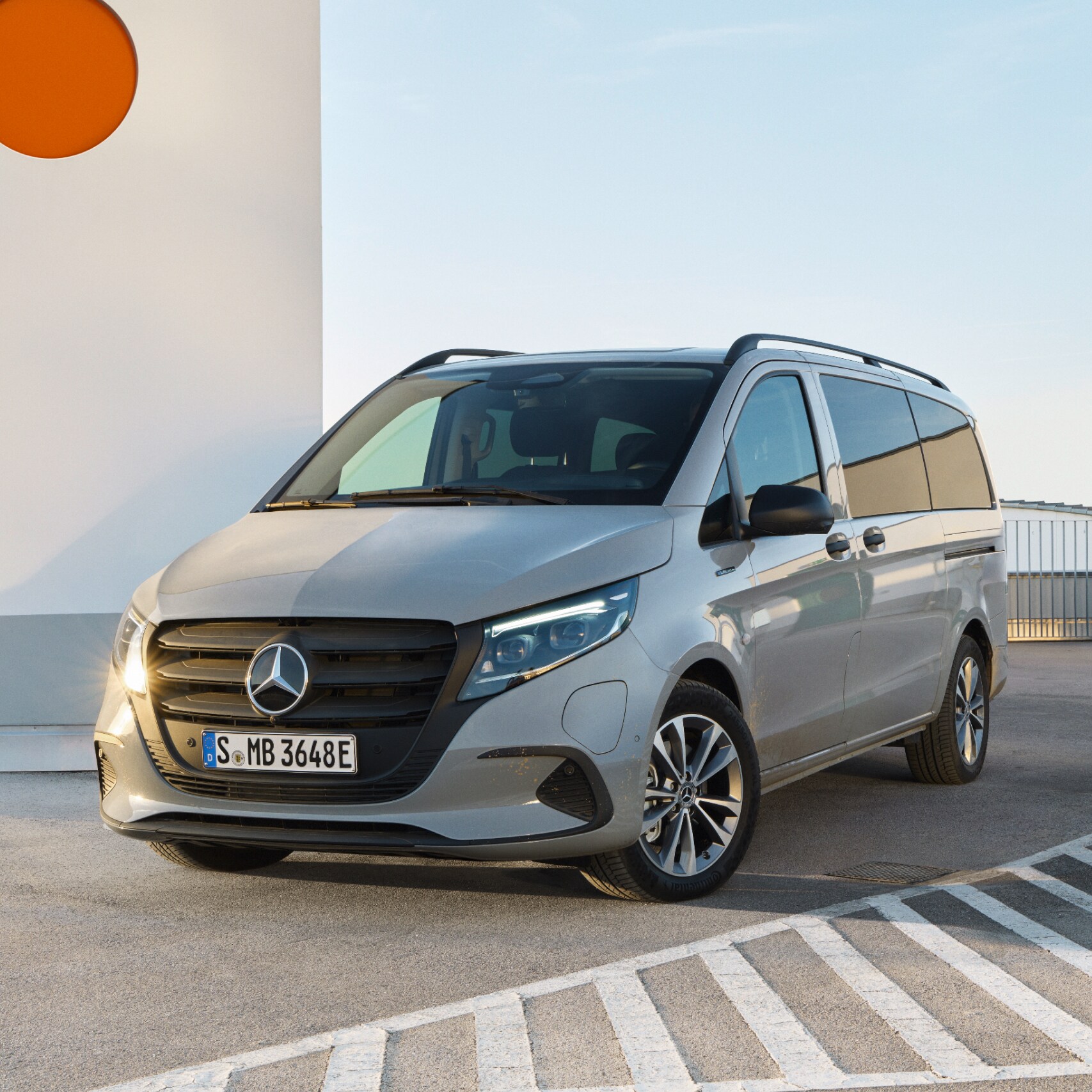 O Mercedes-Benz eVito Tourer no telhado de um parque de estacionamento de vários andares.