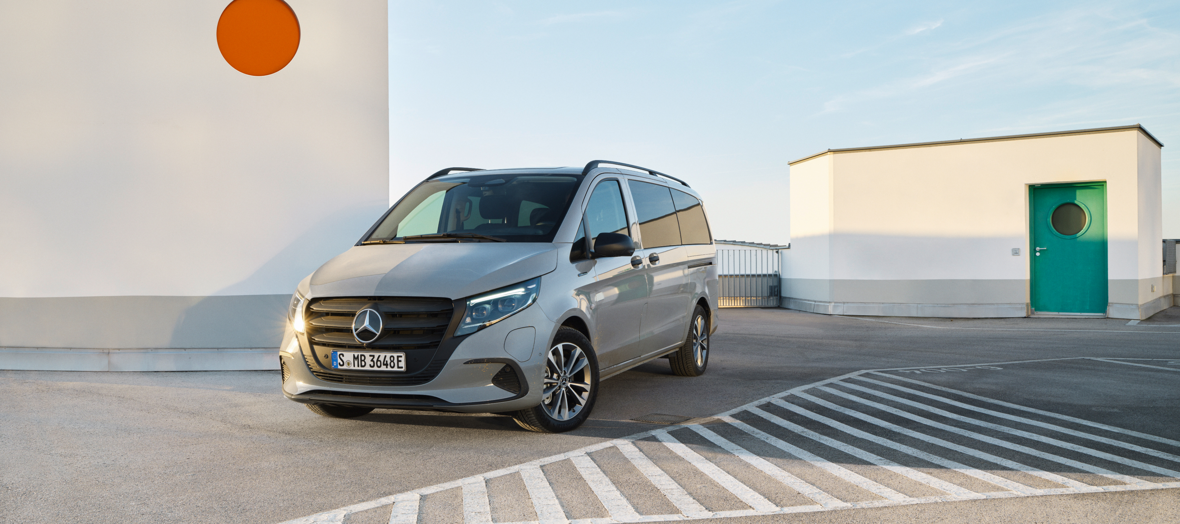Comparação de veículos | eVito Tourer | Mercedes-Benz O Mercedes-Benz eVito Tourer no telhado de um parque de estacionamento de vários andares.