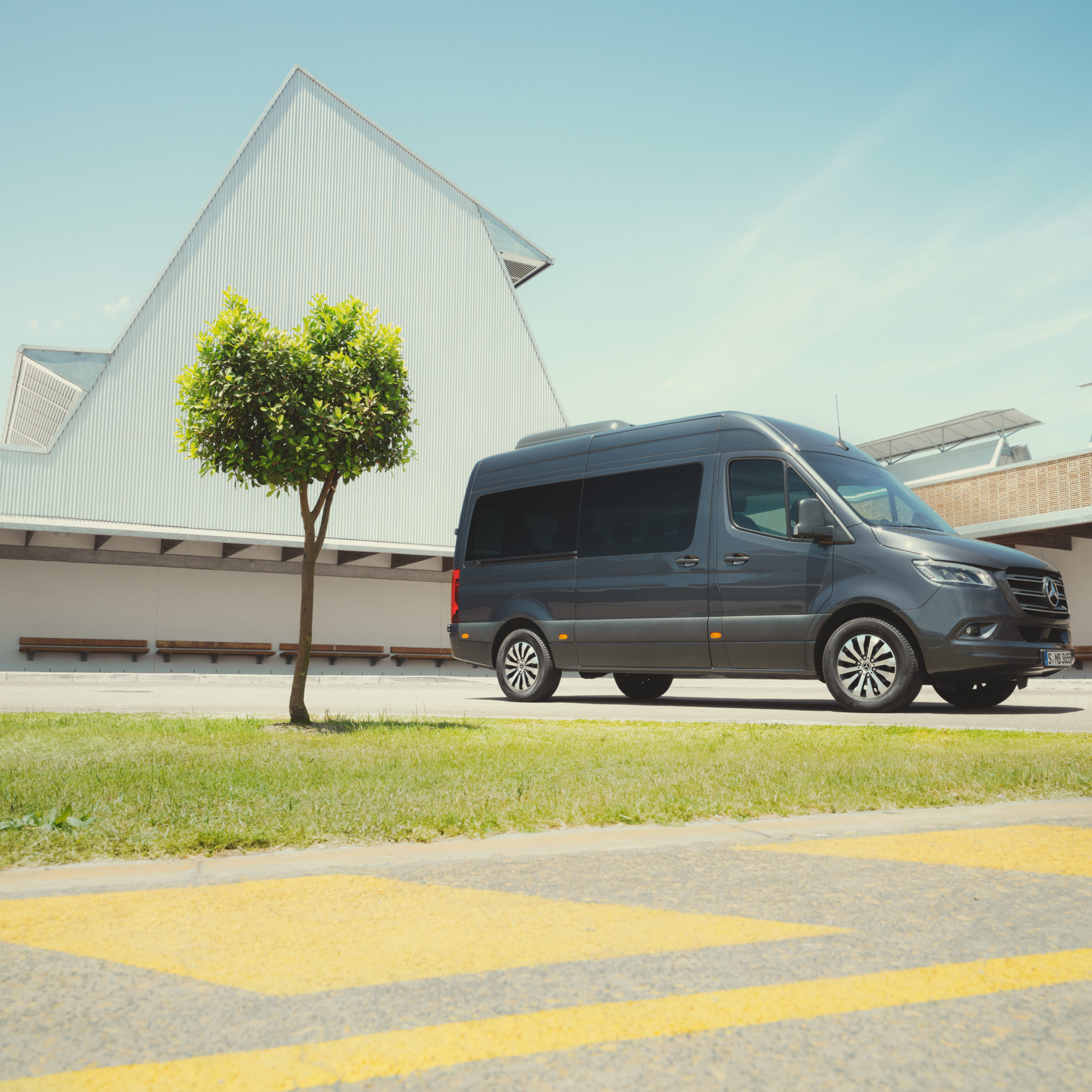 Visão geral dos modelos | Sprinter Tourer | Mercedes-Benz O Mercedes-Benz Sprinter Tourer num parque de estacionamento.