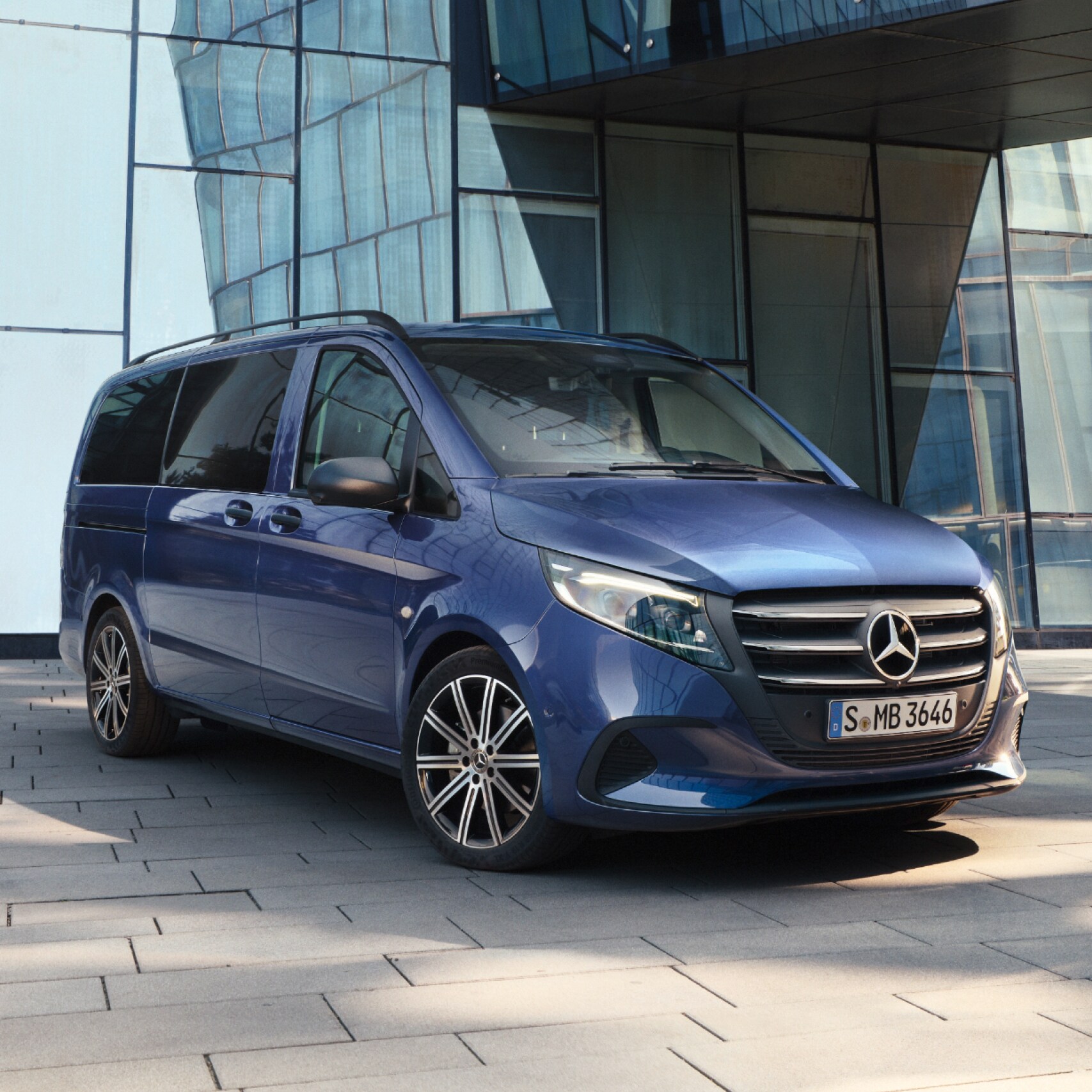 O Mercedes-Benz Vito Tourer em frente a um edifício de escritórios.