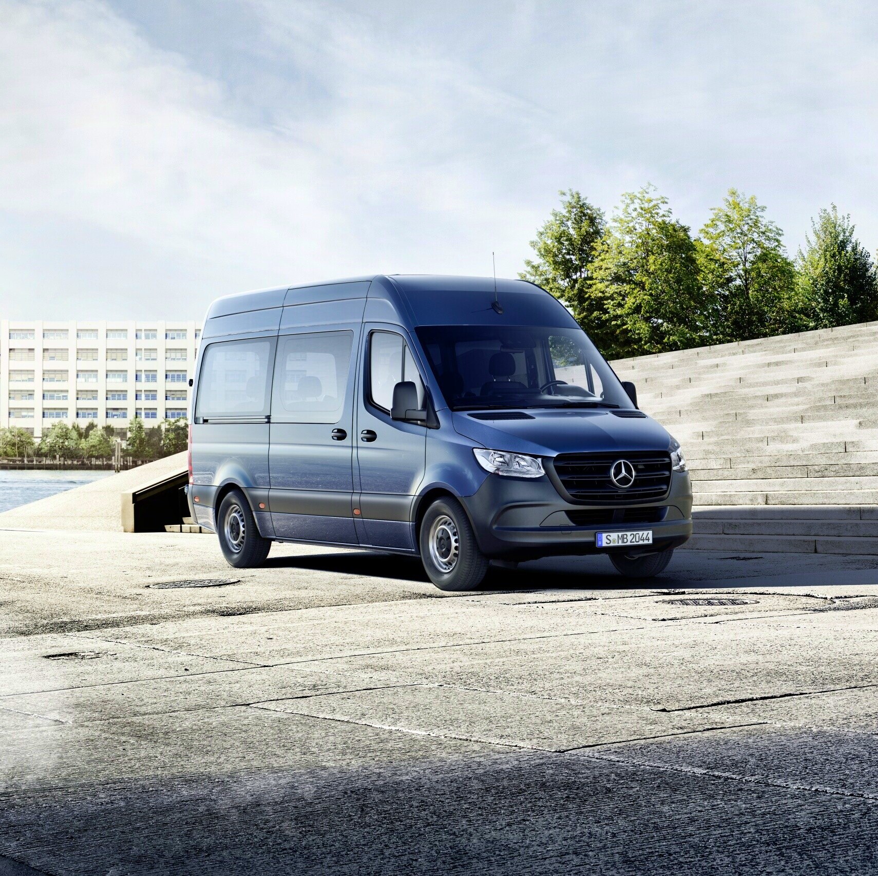 O Mercedes-Benz Sprinter Tourer em frente a um edifício.