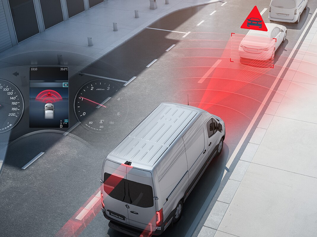 Sistema de assistência à condução visualizado no trânsito com o Sprinter Furgão da Mercedes-Benz.