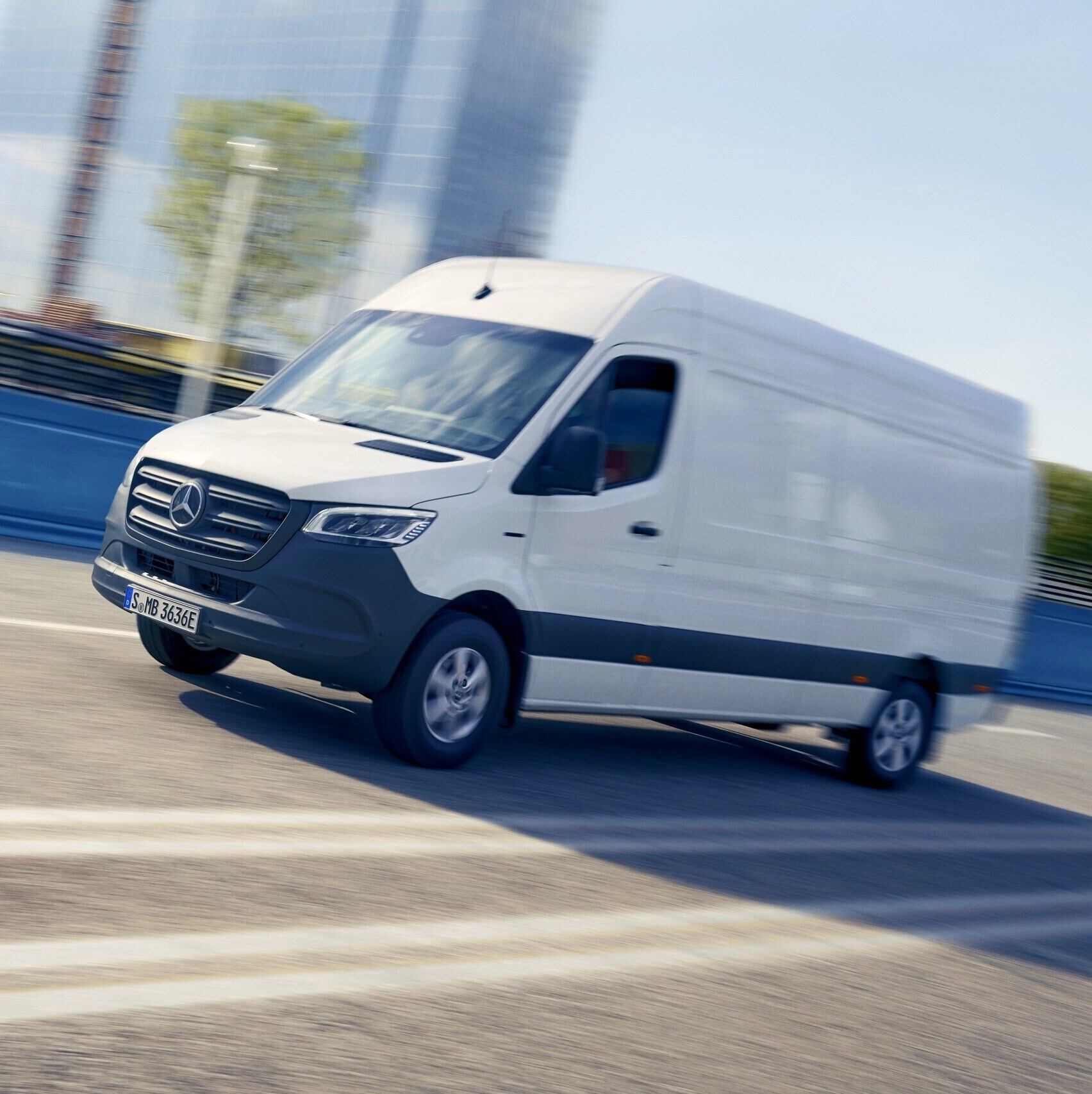 O eSprinter Furgão da Mercedes-Benz em frente a materiais de construção.