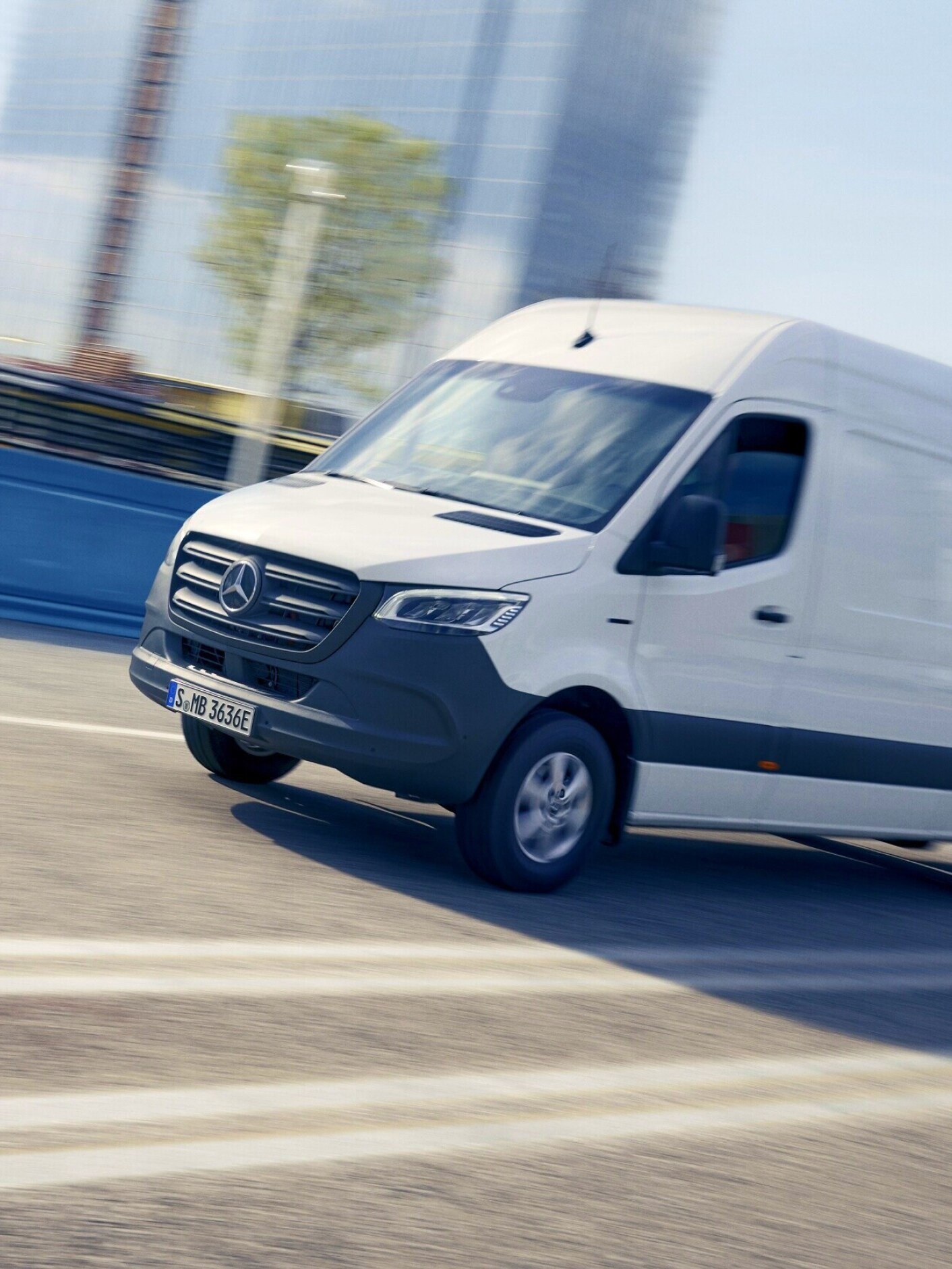 O Furgão eSprinter da Mercedes-Benz em frente a materiais de construção.