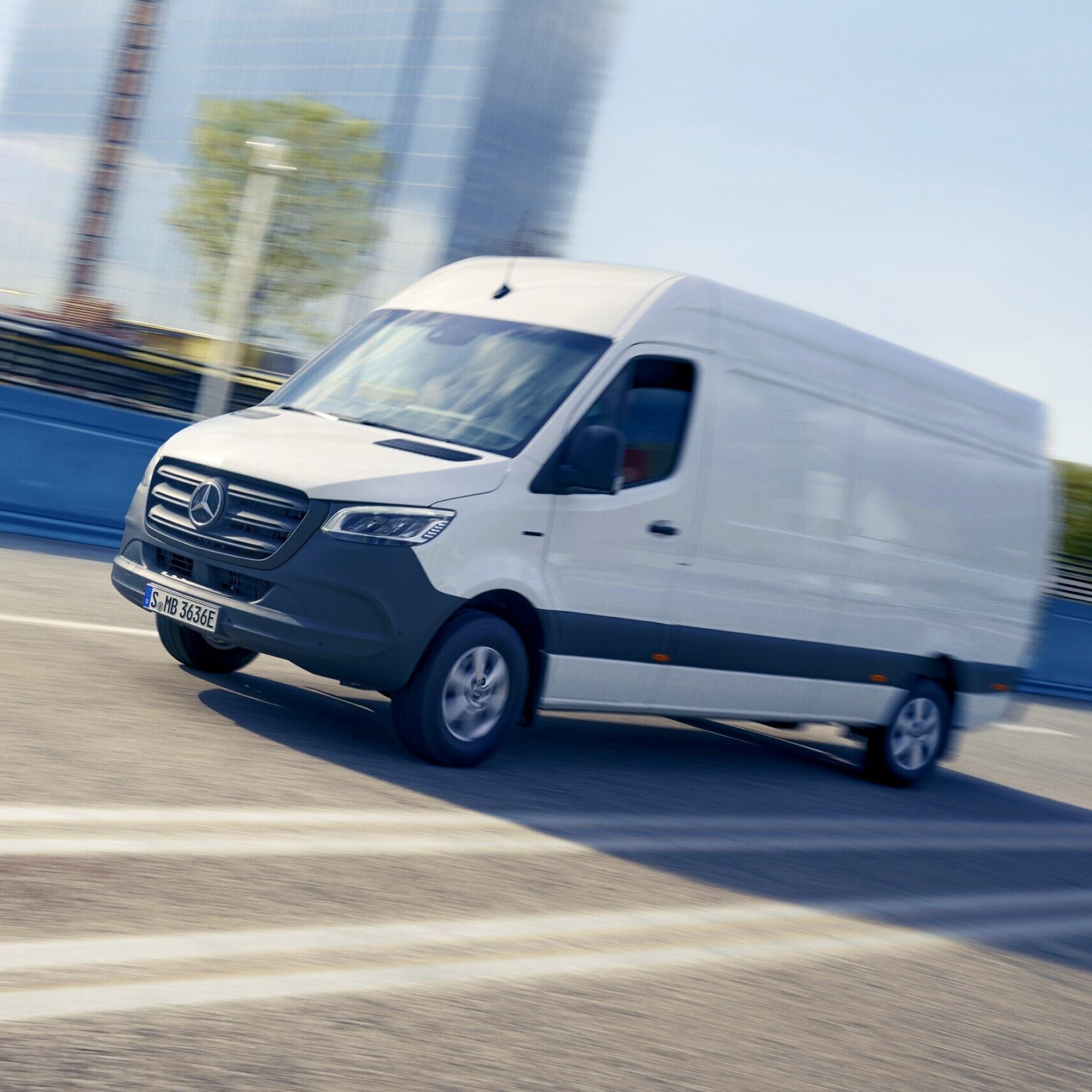 O eSprinter Furgão da Mercedes-Benz em frente a materiais de construção.