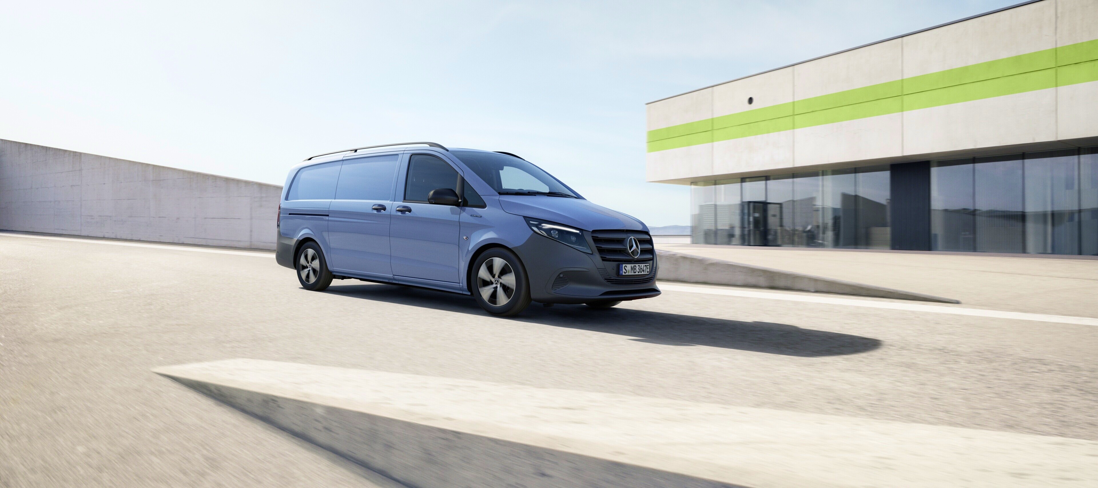 Comparação de veículos | eVito Furgão | Mercedes-Benz O eVito Furgão da Mercedes-Benz no piso superior de um parque de estacionamento de vários andares.