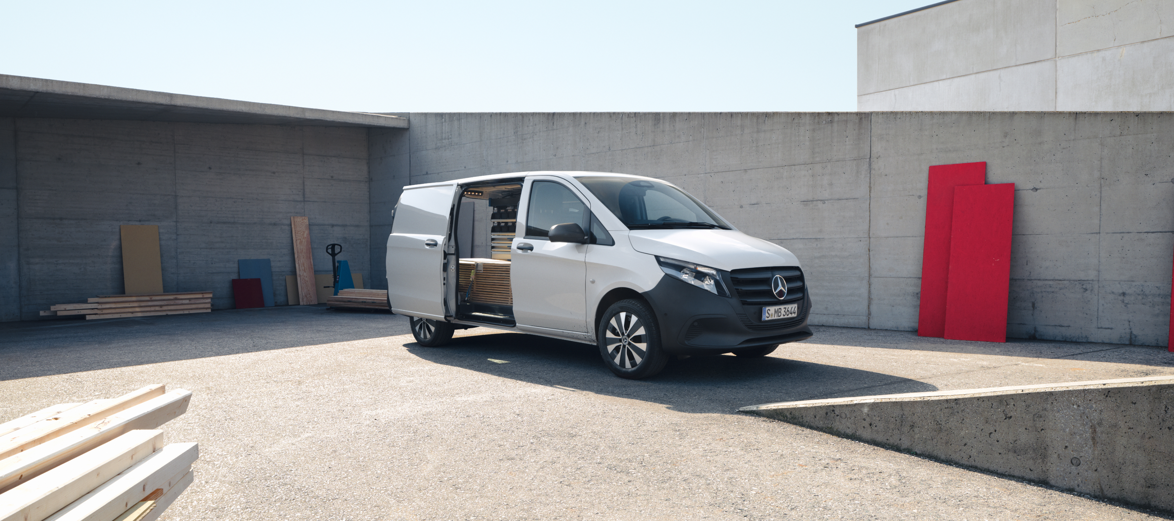 Comparação de veículos | Vito Furgão | Mercedes-Benz O Vito Furgão da Mercedes-Benz num estaleiro de construção.