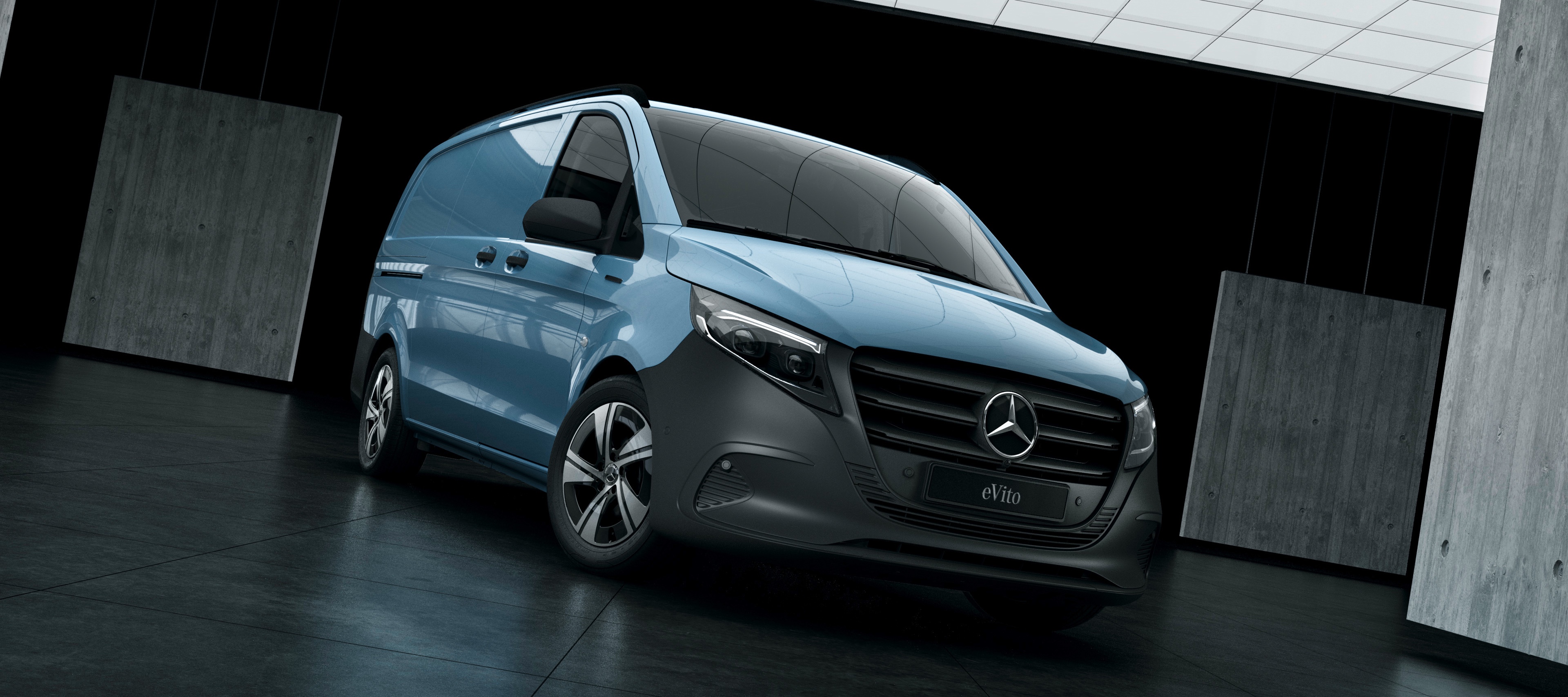 eVito Furgão | Veículos comerciais ligeiros Mercedes-Benz O Mercedes-Benz eVito Furgão num armazém com paredes de betão.