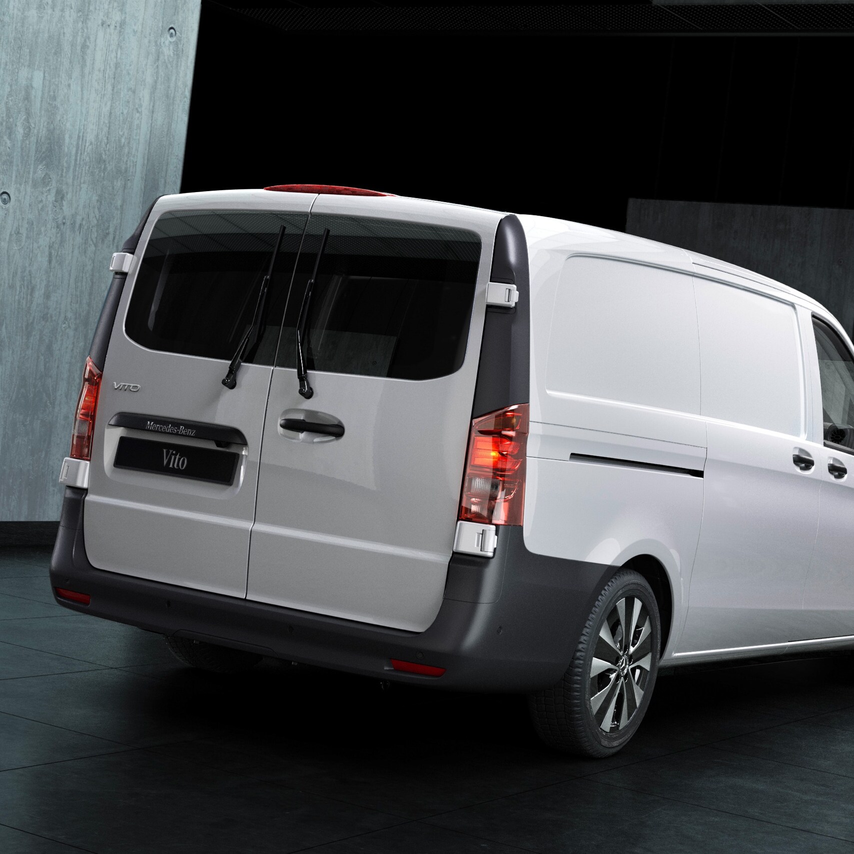 O Mercedes-Benz Vito Furgão num armazém com paredes de betão.