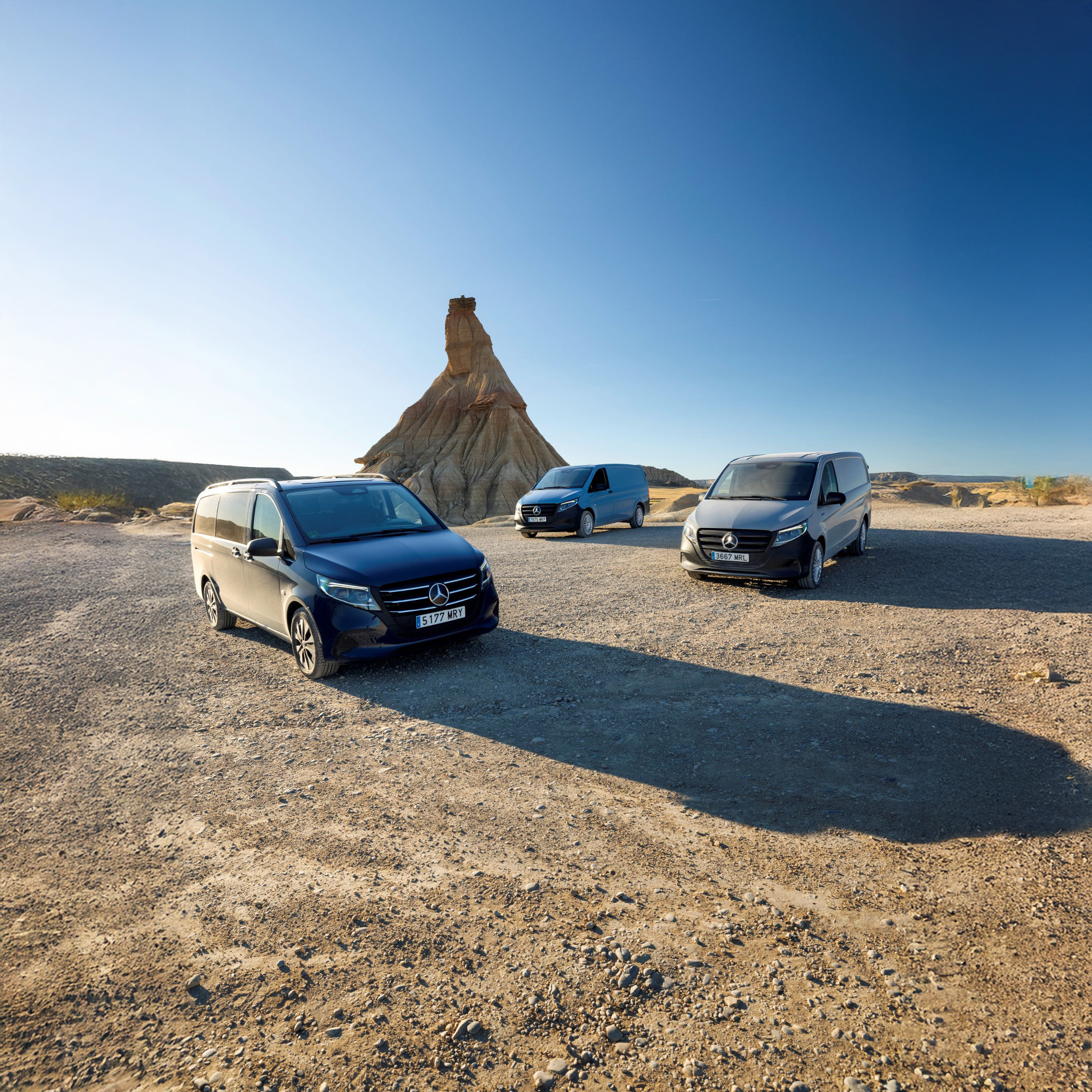 Vito | Veículos comerciais ligeiros Mercedes-Benz O Mercedes-Benz Vito Tourer, eVito Tourer, Vito Furgão, eVito Furgão e Vito Mixto lado a lado num armazém.