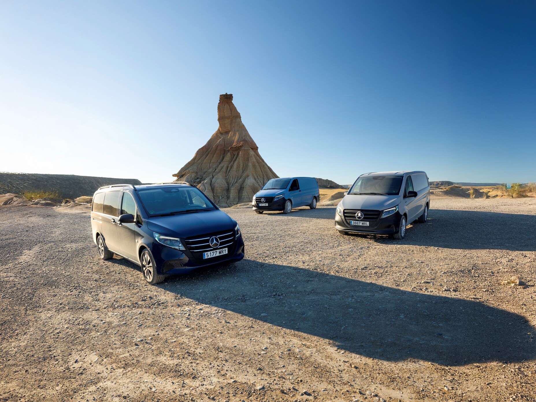 O Mercedes-Benz Vito Tourer, eVito Tourer, Vito Furgão, eVito Furgão e Vito Mixto lado a lado num armazém.