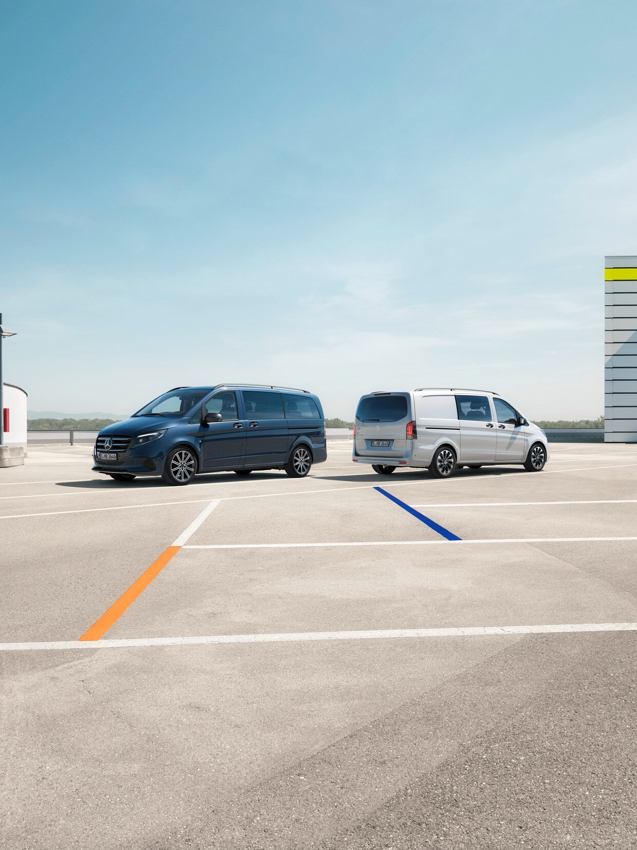 O Vito Tourer e o Vito Mixto parados num parque de estacionamento.