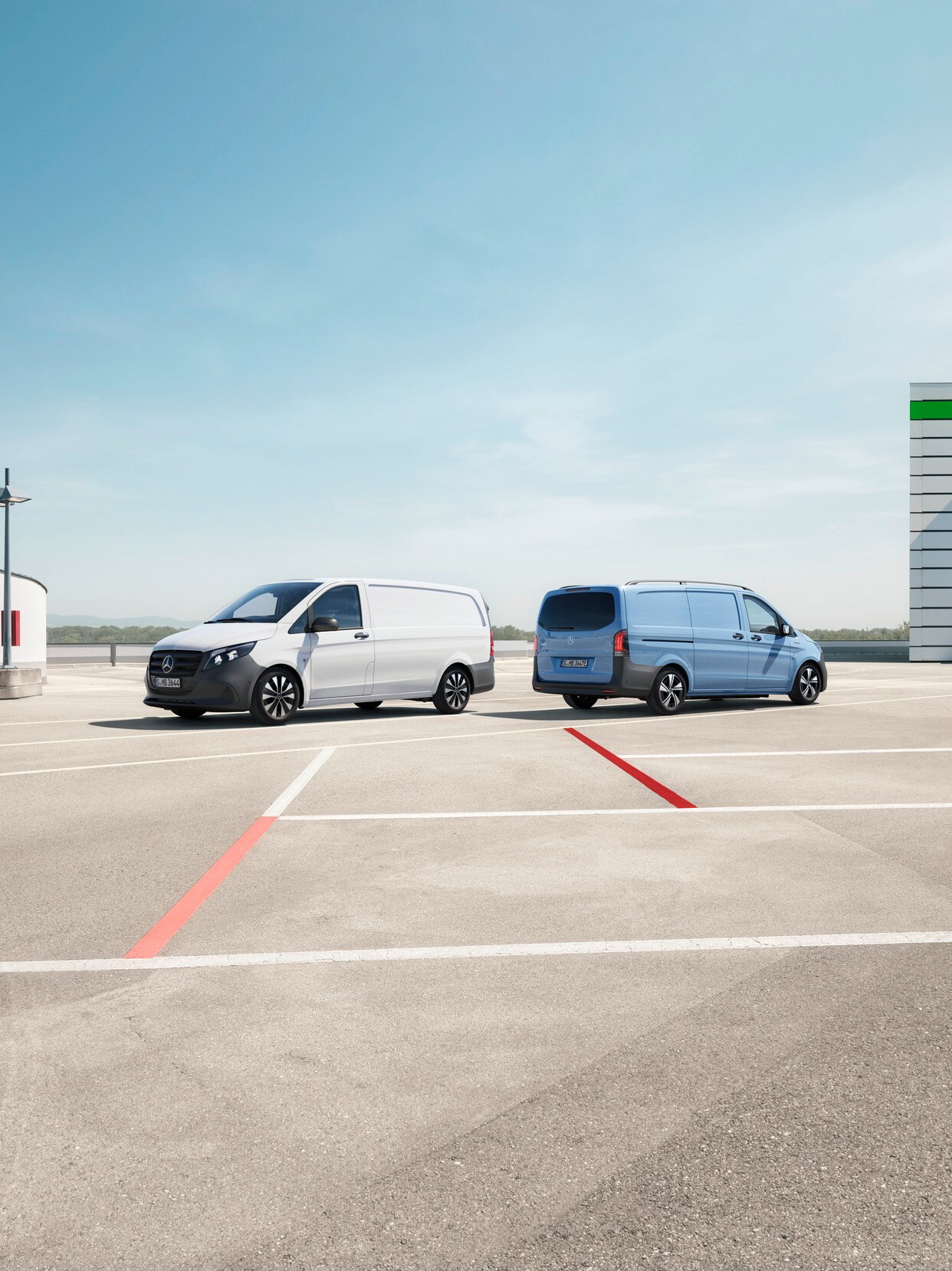 O Vito Furgão e o eVito Furgão num parque de estacionamento.