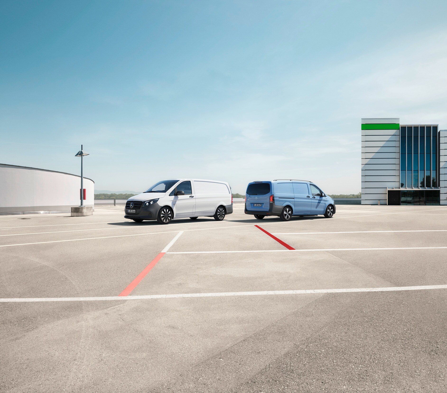 O Vito Furgão e o eVito Furgão num parque de estacionamento.