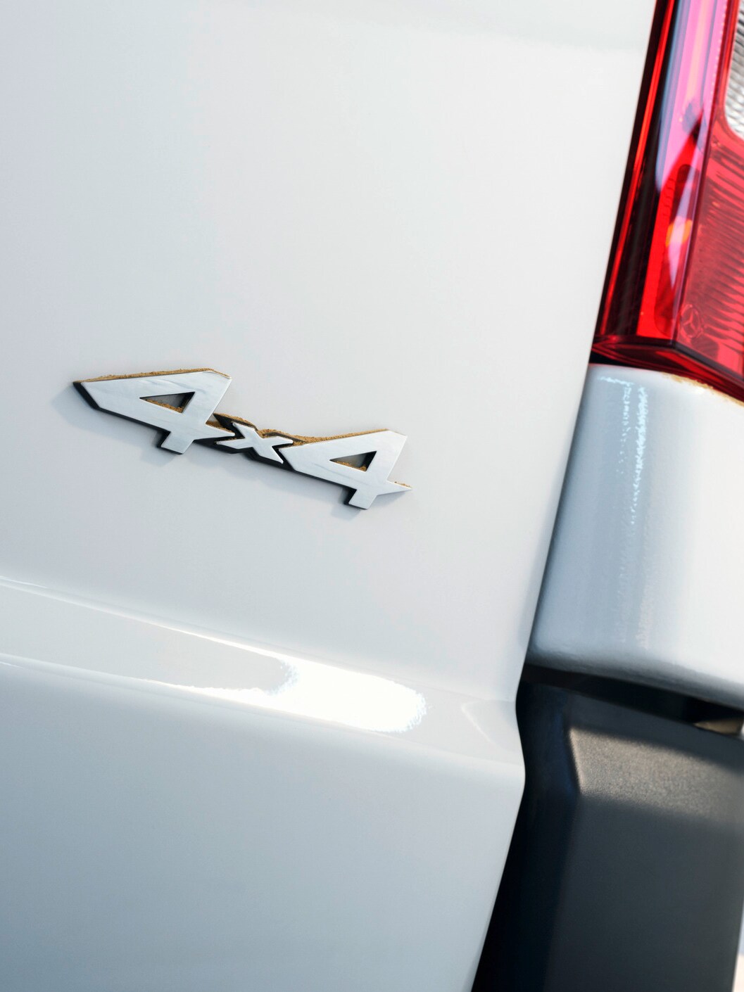 A traseira do Vito Furgão com o emblema 4x4.