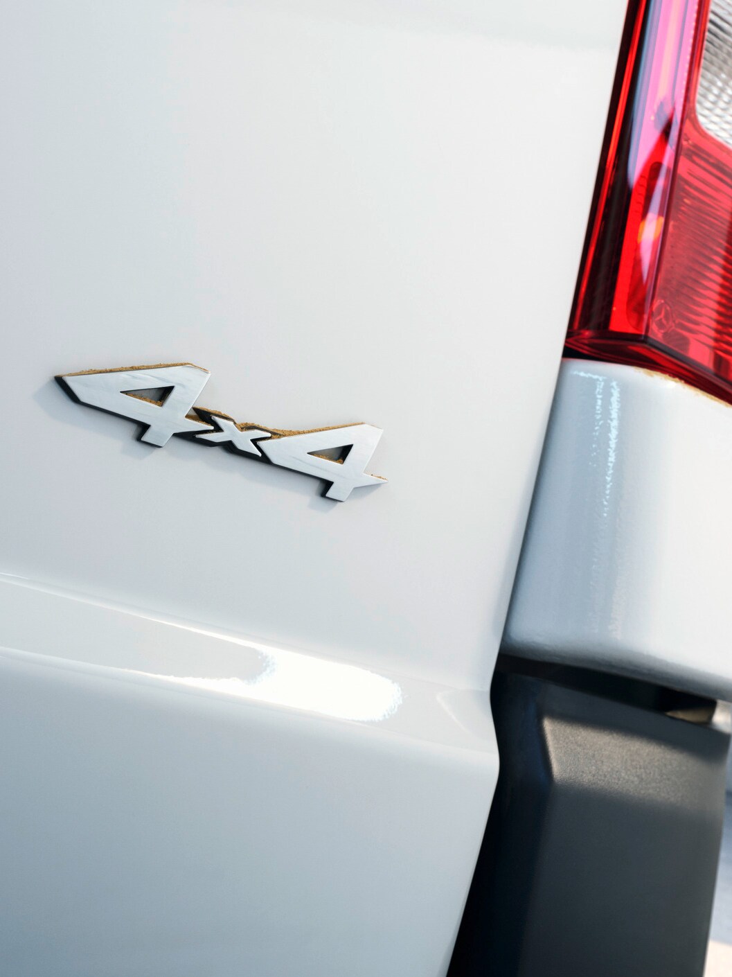 A traseira do Furgão Vito com o emblema 4x4.