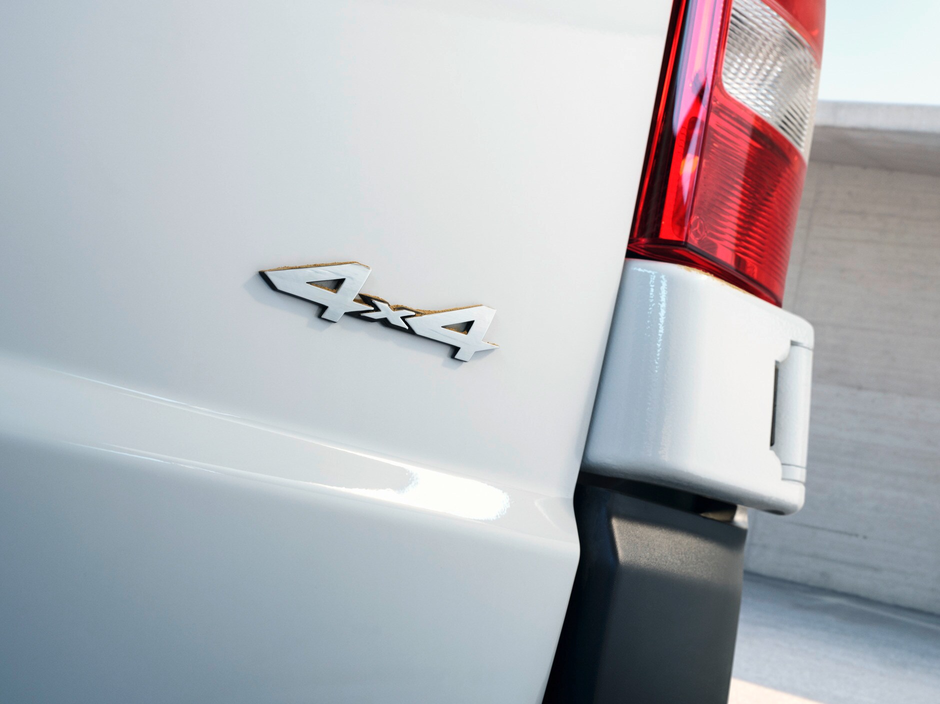 A traseira do Furgão Vito com o emblema 4x4.
