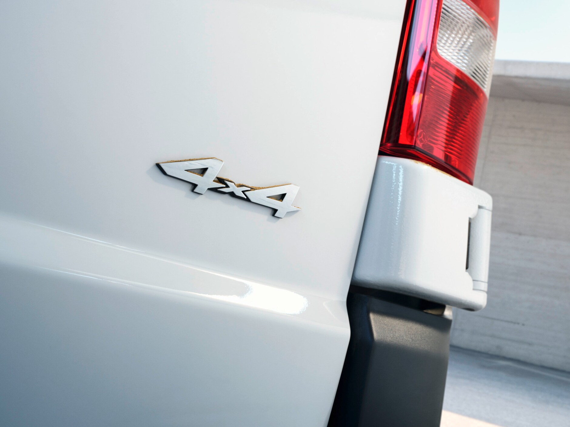 A traseira do Furgão Vito com o emblema 4x4.