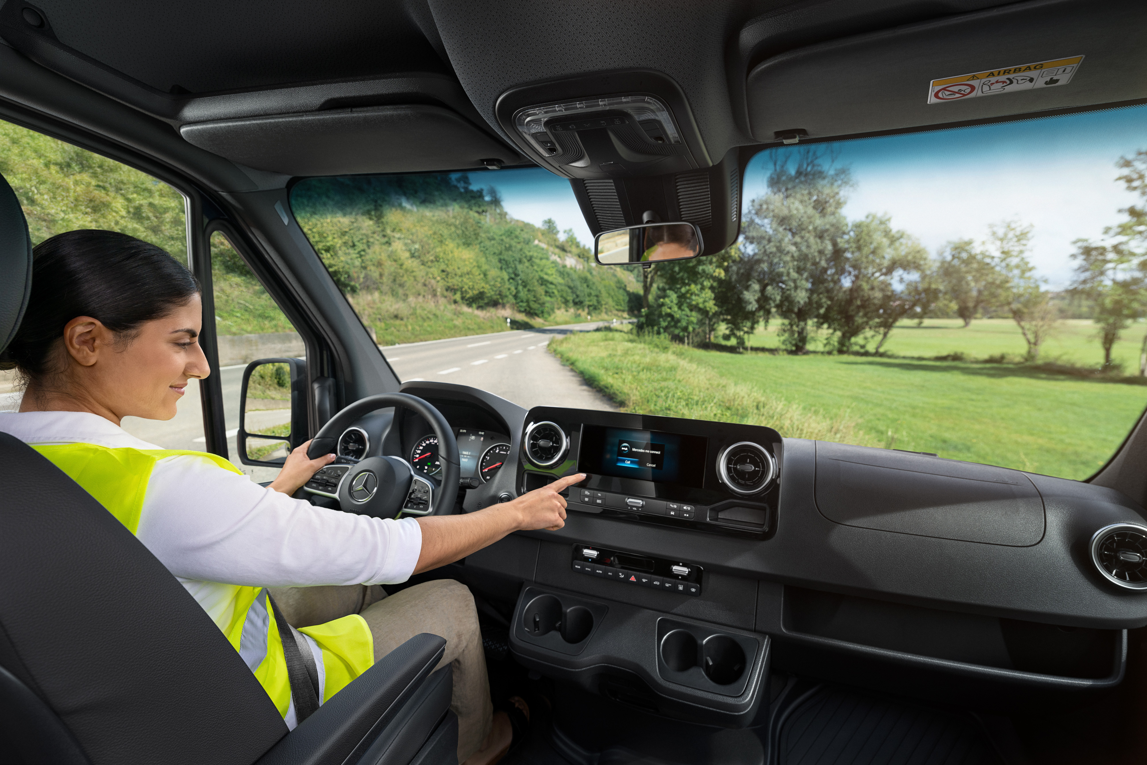 Mercedes-Benz | Assistência de veículos comerciais ligeiros | Service24h A condutora de um Mercedes-Benz Sprinter liga para a linha direta Mercedes-Benz Service24h através do menu de bordo se tiver um problema.