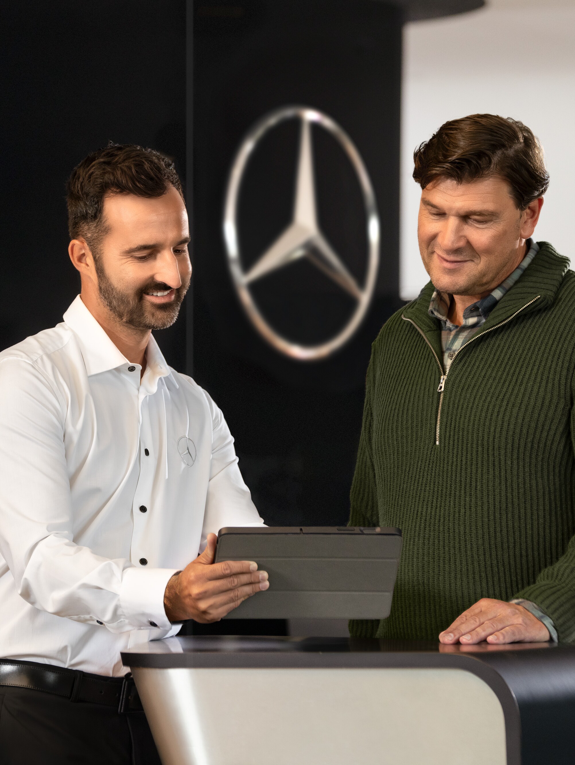 Funcionário da Mercedes-Benz presta apoio na receção da Mercedes-Benz.