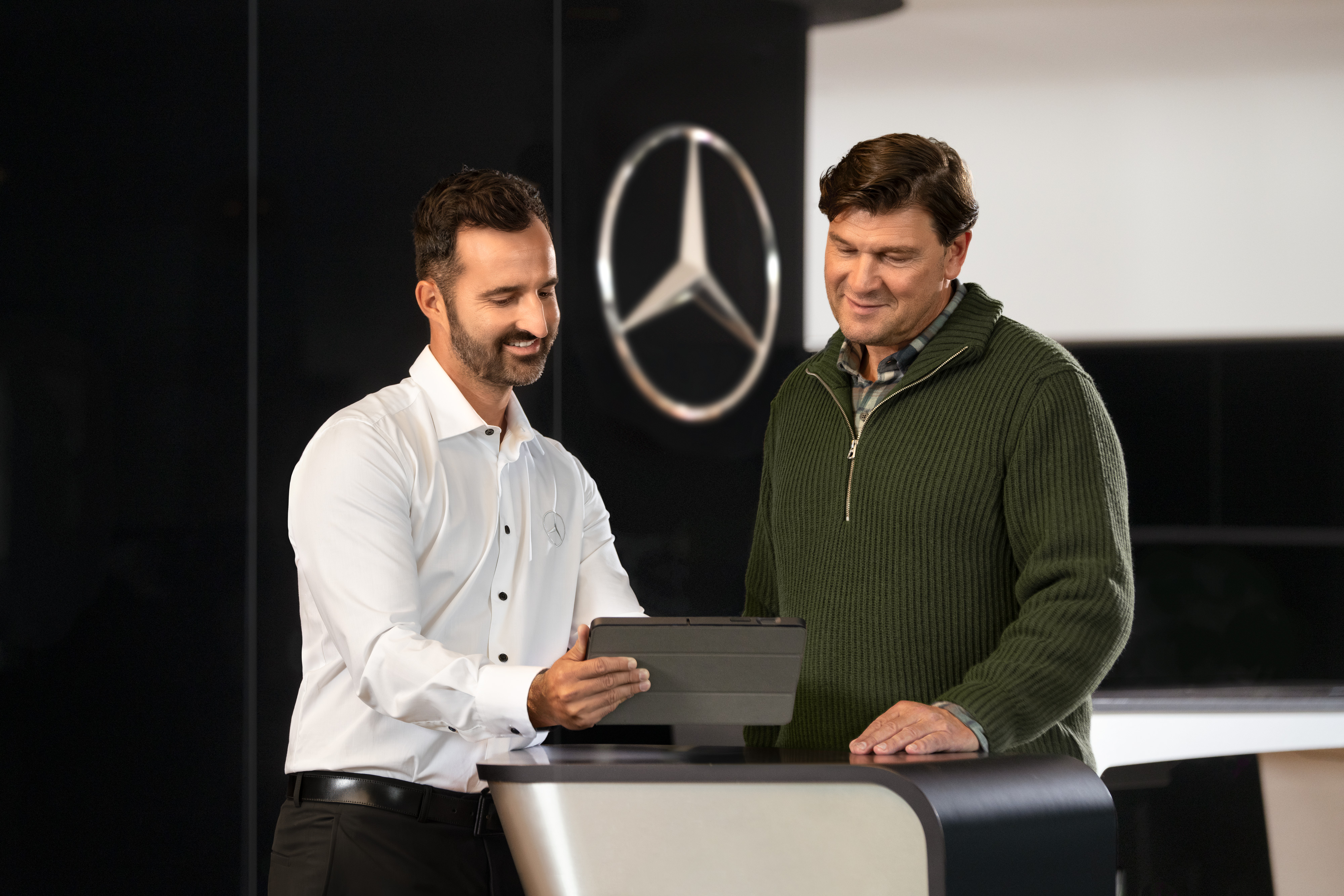 Mercedes-Benz | Assistência de veículos comerciais ligeiros Funcionário da Mercedes-Benz presta apoio na receção da Mercedes-Benz.