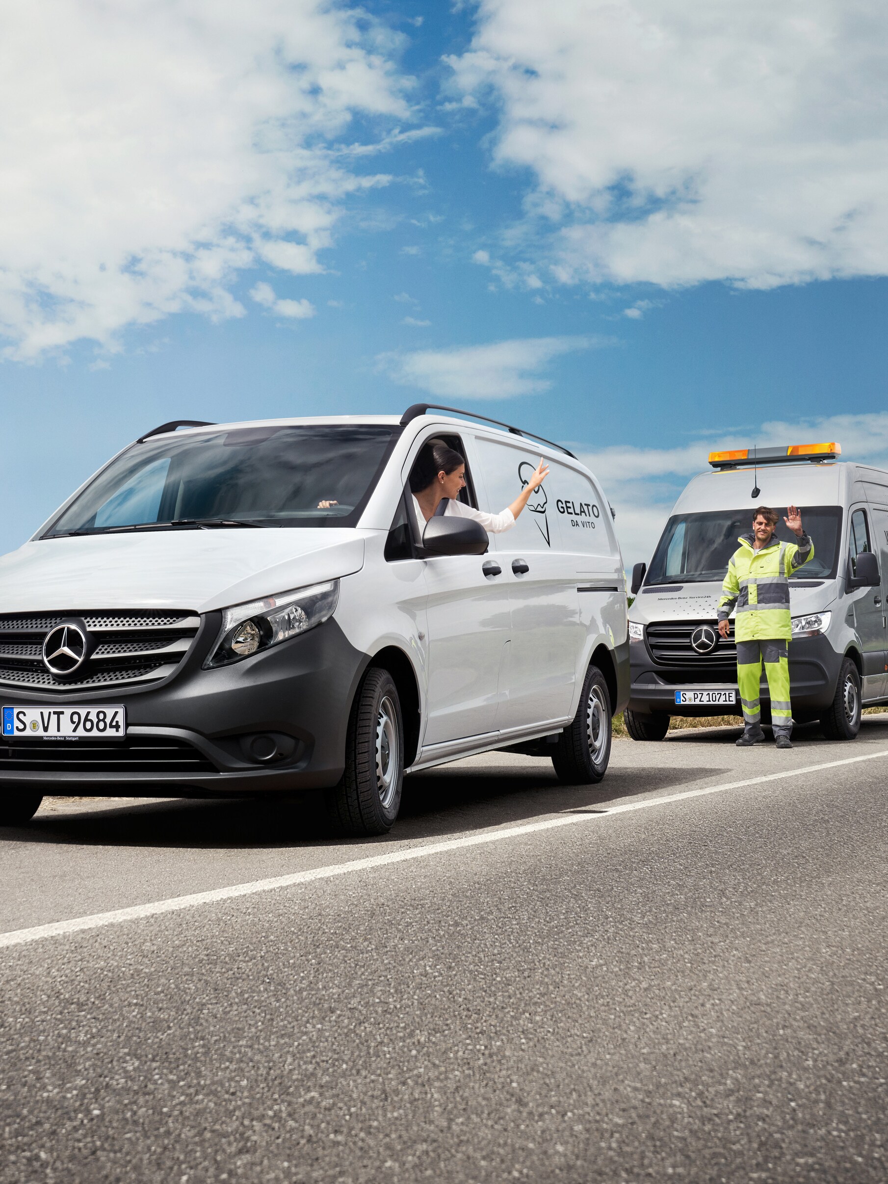 Uma mulher sentada num Mercedes-Benz Vito branco acena a um técnico de manutenção da Mercedes-Benz na berma da estrada.