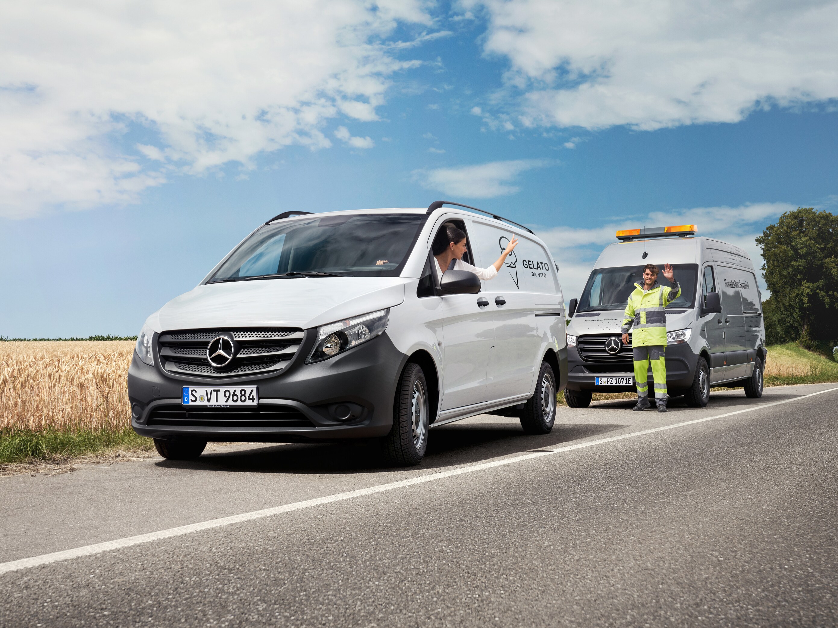 Uma mulher sentada num Mercedes-Benz Vito branco acena a um técnico de manutenção da Mercedes-Benz na berma da estrada.