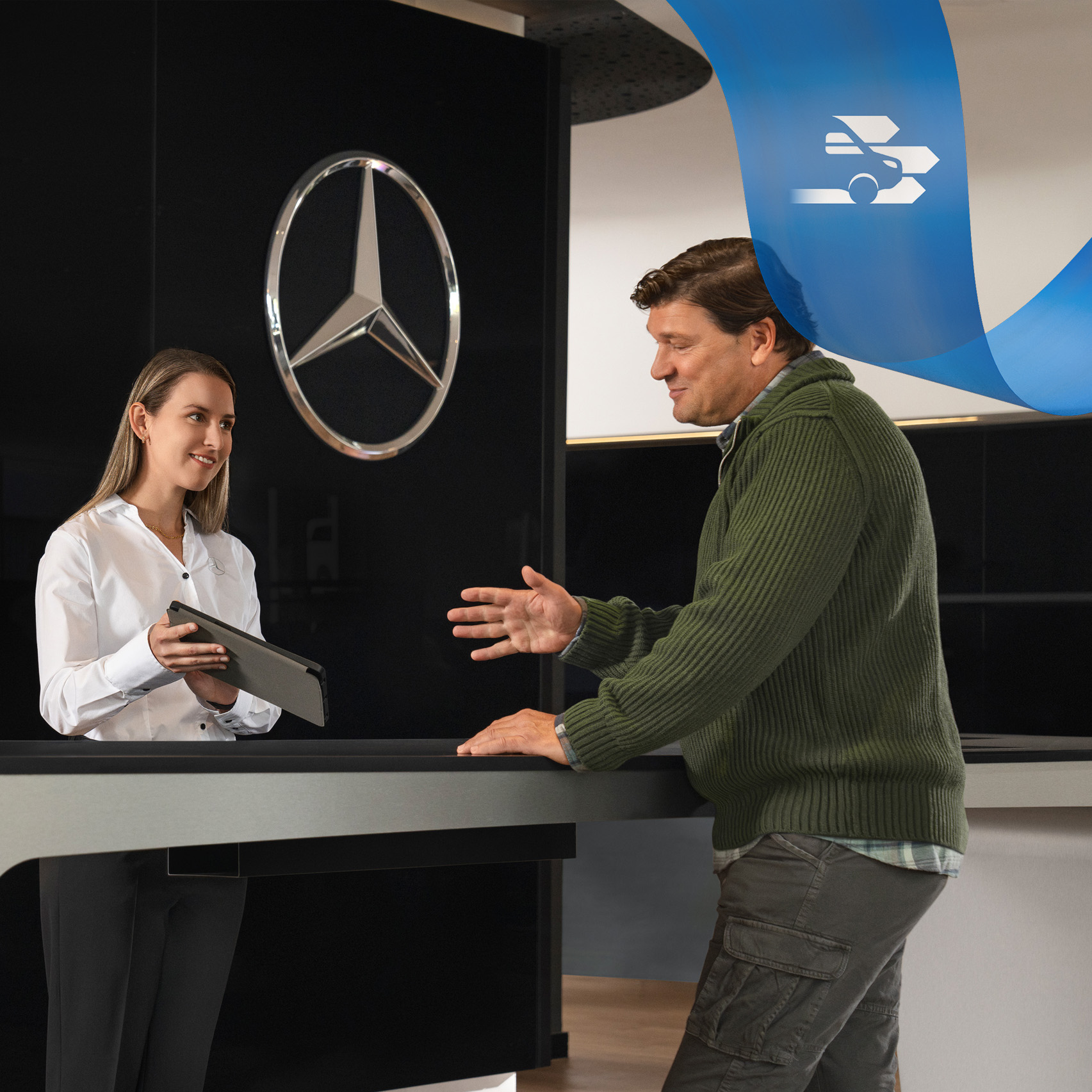 Mercedes-Benz | Assistência de veículos comerciais ligeiros | Apoio personalizado Funcionário da Mercedes-Benz presta apoio a um cliente num balcão de receção.