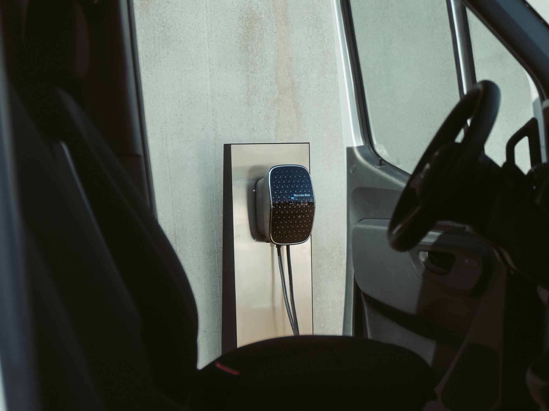 Um veículo comercial ligeiro elétrico da Mercedes-Benz a carregar numa Mercedes-Benz Wallbox.