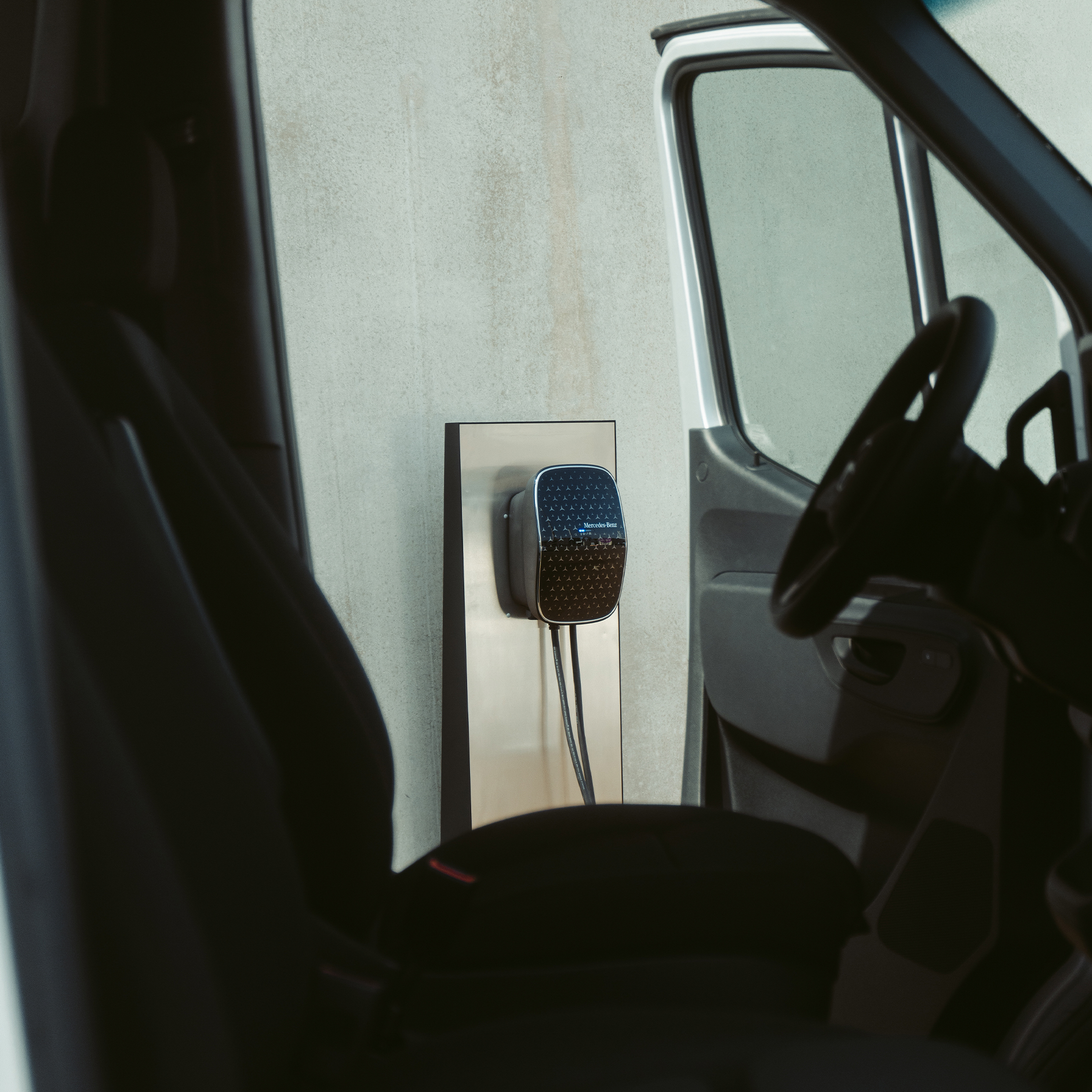 Carregamento em casa | Carregamento | Veículos comerciais ligeiros Mercedes-Benz Um veículo comercial ligeiro elétrico da Mercedes-Benz a carregar numa Mercedes-Benz Wallbox.