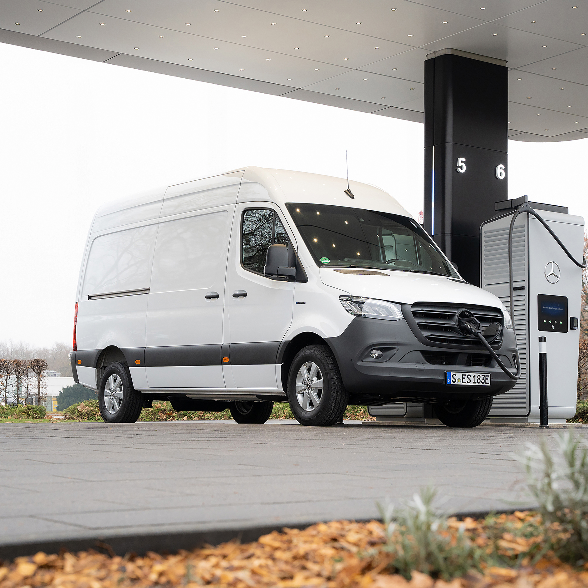 Carregamento público | Carregamento | Veículos comerciais ligeiros Mercedes-Benz Carregamento em viagem com o Mercedes me Charge.