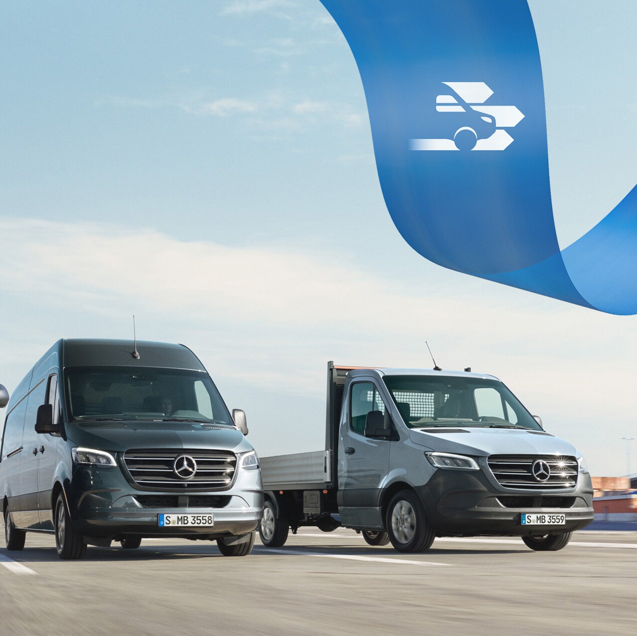 Uma série de veículos comerciais ligeiros Mercedes-Benz a circular na estrada com contentores de transporte em segundo plano.