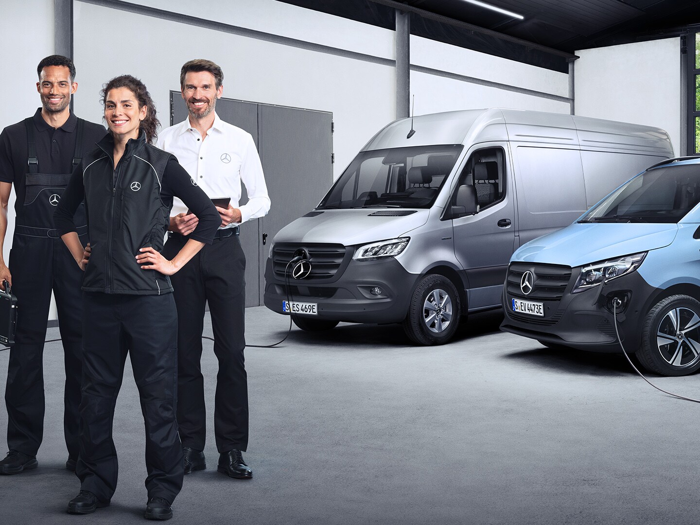 O Mercedes-Benz eSprinter Furgão com o cabo de carregamento ligado.