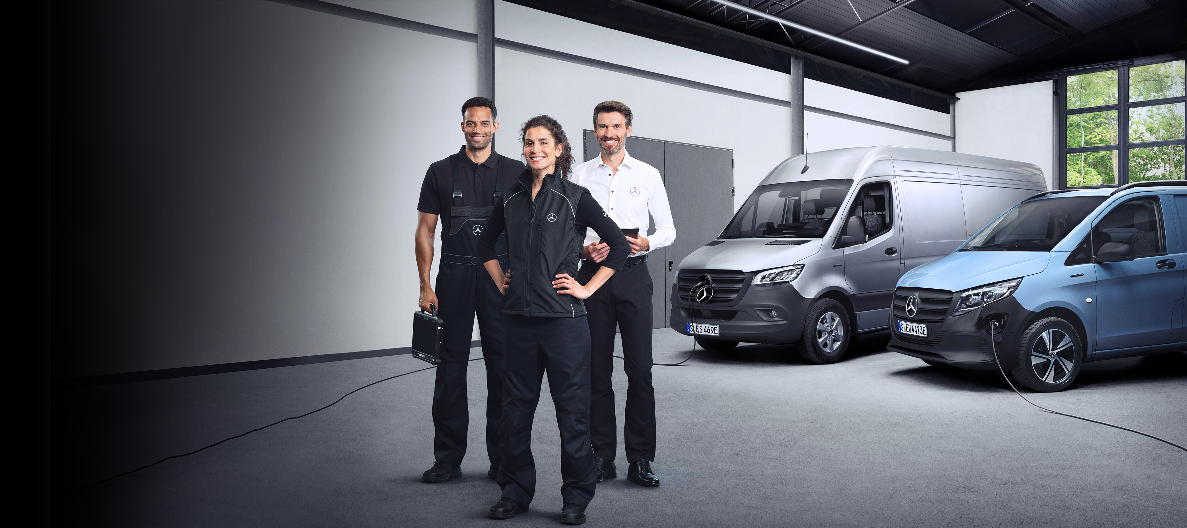 Mercedes-Benz Service para veículos comerciais ligeiros elétricos Três colegas da equipa Mercedes-Benz Service em frente a um Mercedes-Benz eSprinter e a um Mercedes-Benz eVito.