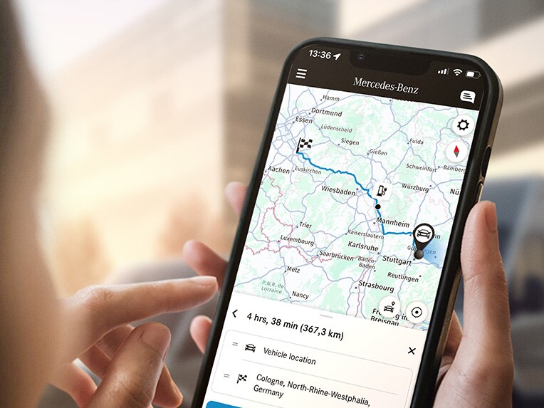 A imagem mostra um cliente a interagir com uma aplicação dos Extras Digitais Mercedes-Benz num dispositivo móvel.