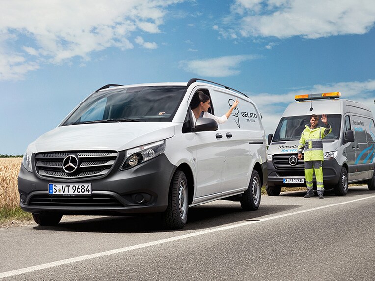 A imagem mostra um cliente num veículo comercial ligeiro Mercedes-Benz a acenar a um profissional da Mercedes-Benz Service que se encontra atrás da carrinha.