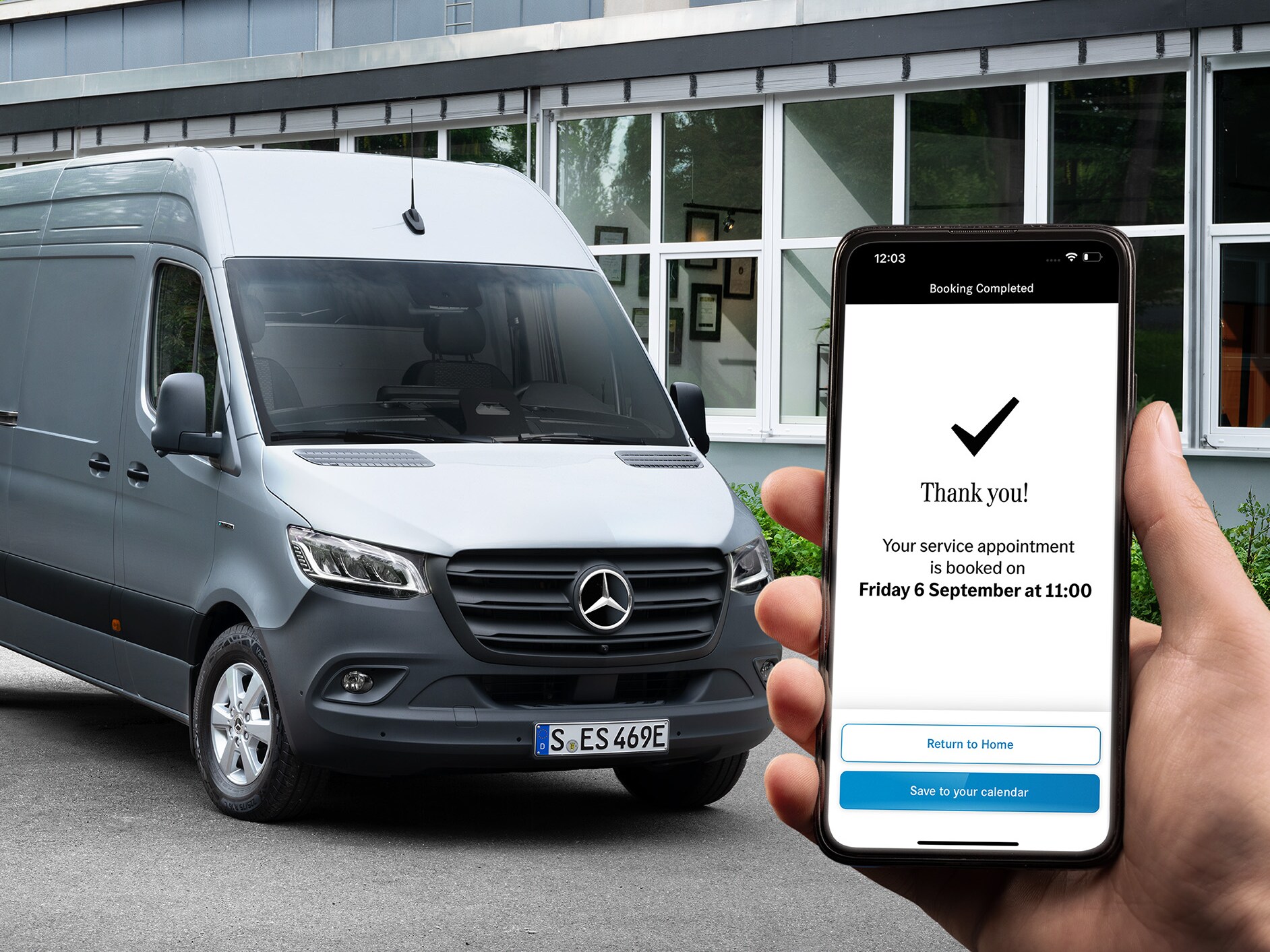 A imagem mostra a mensagem de agradecimento na aplicação de marcações online. Em segundo plano, um Mercedes-Benz eSprinter prateado está estacionado em frente a um edifício.
