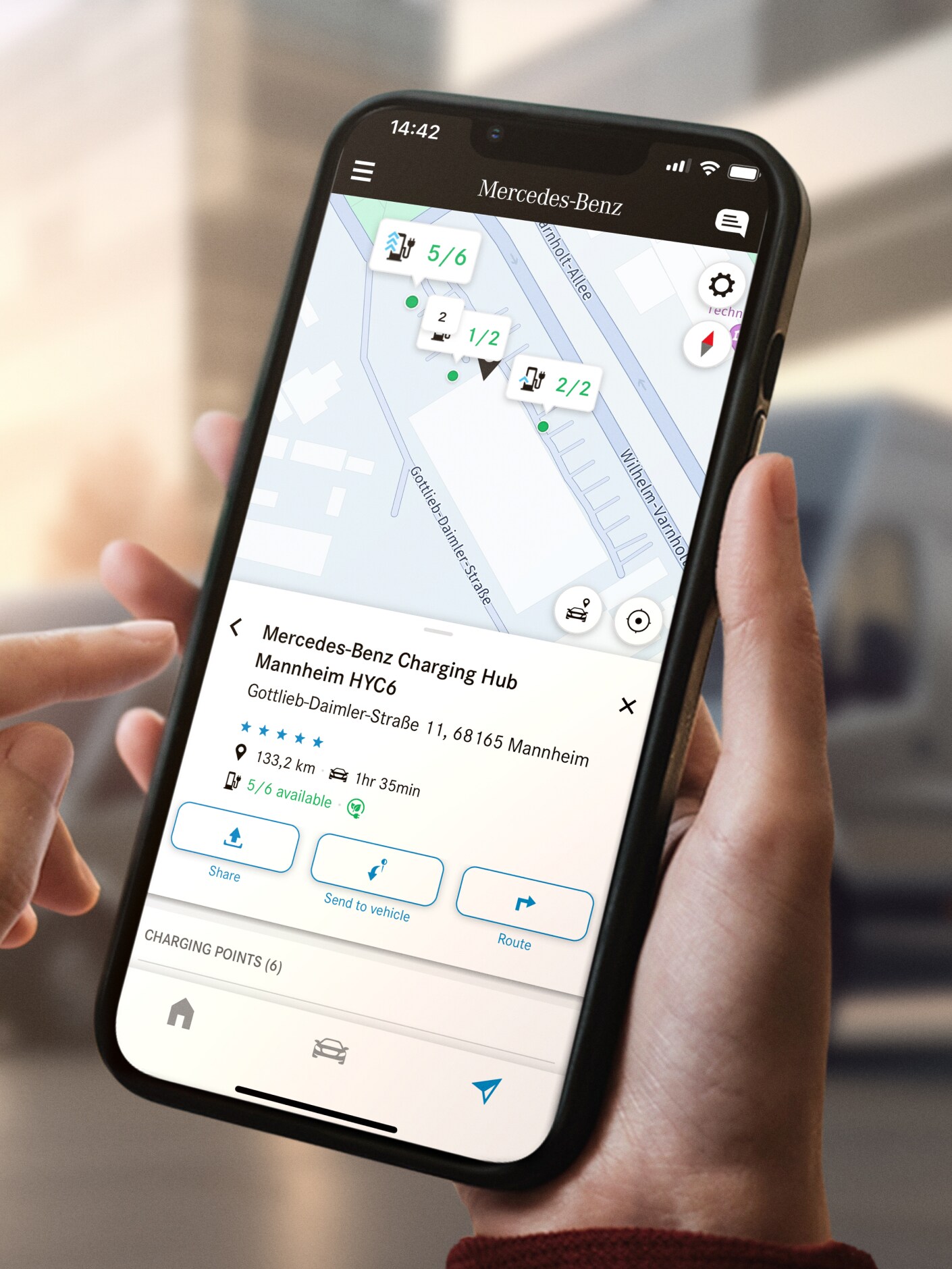 A função Mercedes me Charge num smartphone.