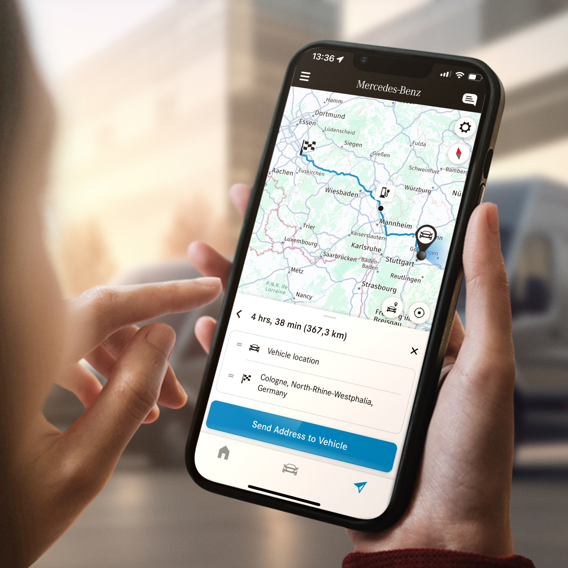 Navegação com Electric Intelligence | Funcionalidades digitais extras | Mercedes-Benz A função de Navegação com Electric Intelligence da Mercedes-Benz num smartphone.