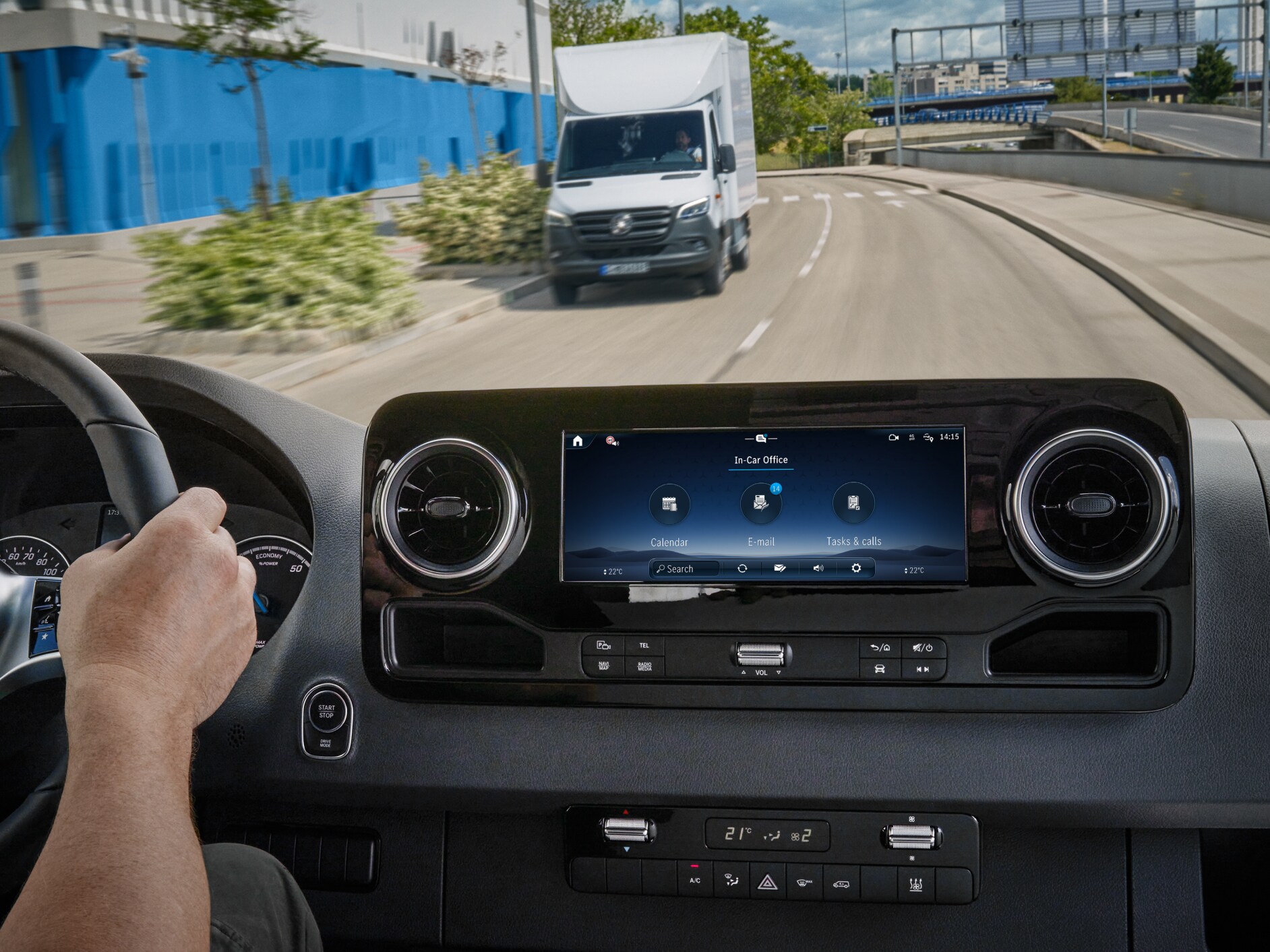 A função In-Car Office no sistema multimédia MBUX num furgão Mercedes-Benz.