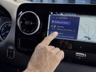 Utilização das funcionalidades digitais extras da Mercedes-Benz relevantes para a navegação num Mercedes-Benz eSprinter.